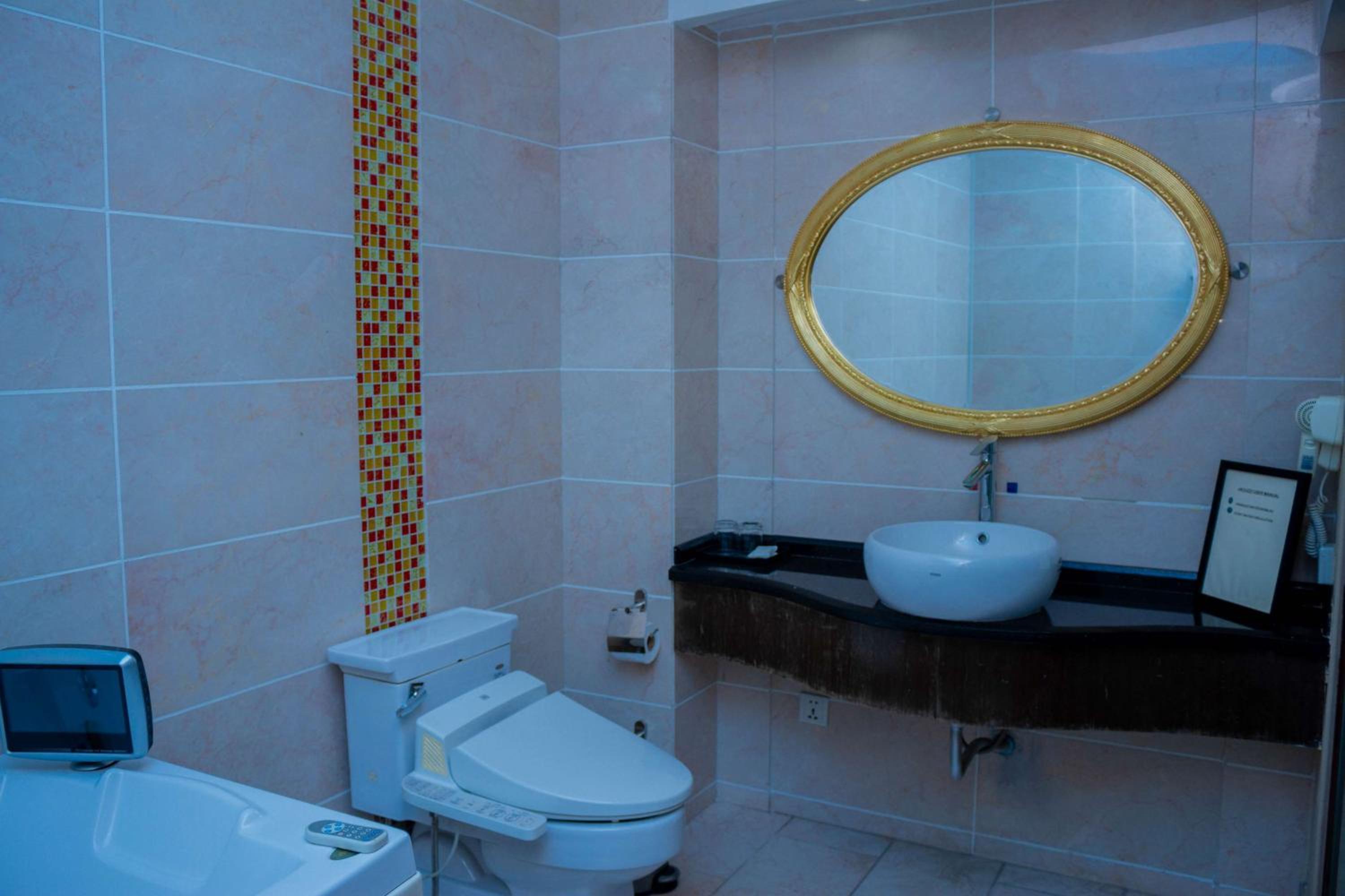 King Suite with Spa Bath - Non-Smoking photo 3