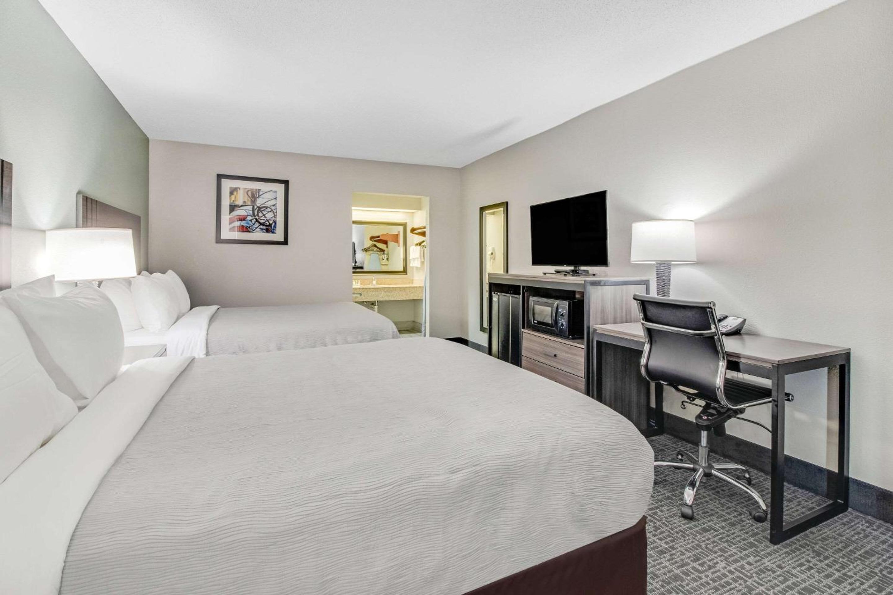 Queen Room with Two Queen Beds - Non-Smoking - Photo 2