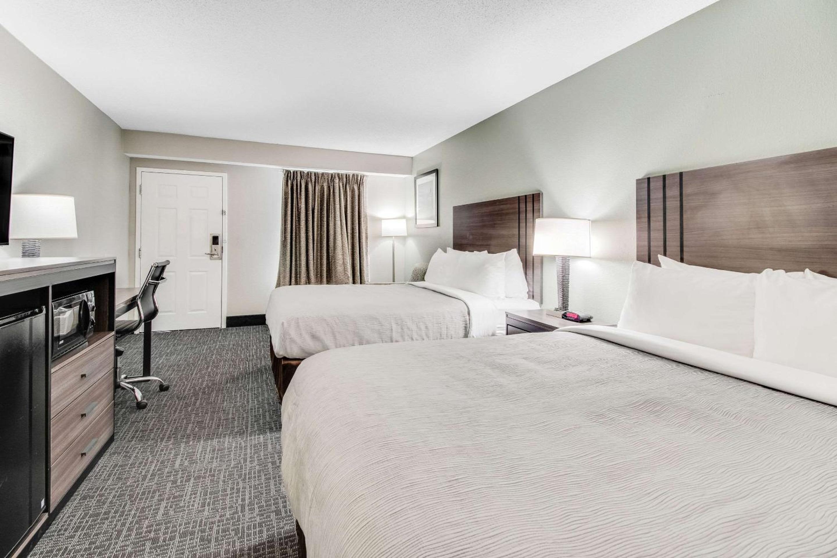 Queen Room with Two Queen Beds - Non-Smoking - Photo 3