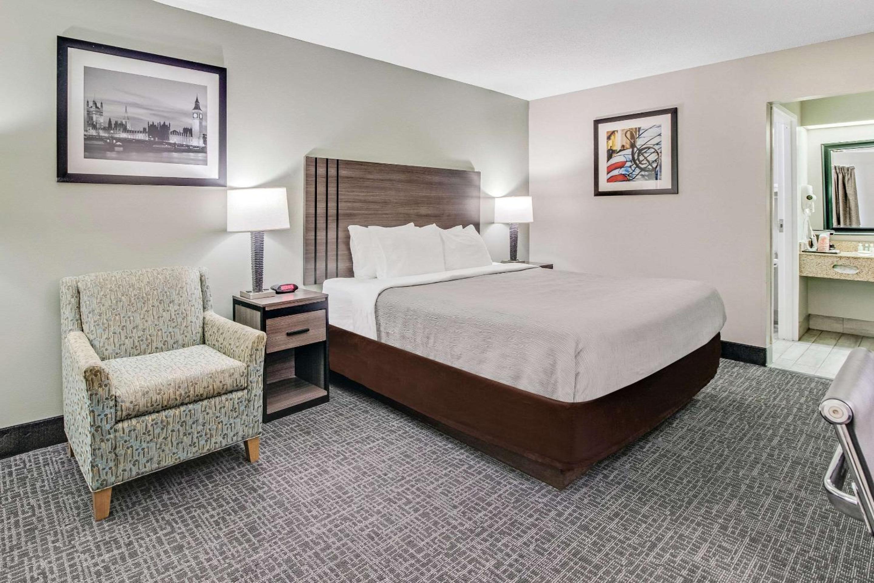 Business King Room - Non-Smoking - Photo 1