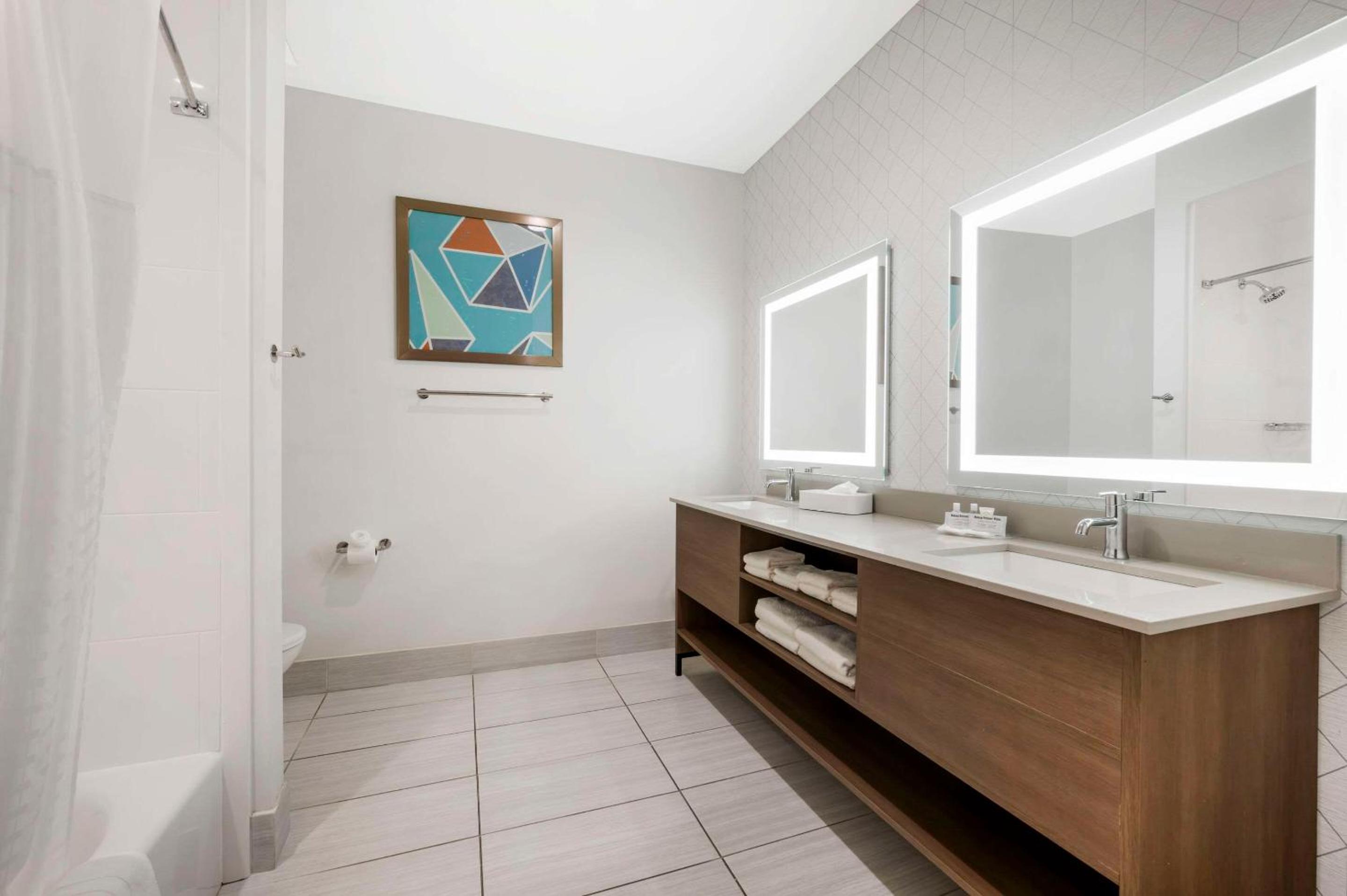 King Suite - Non Smoking - Photo 3
