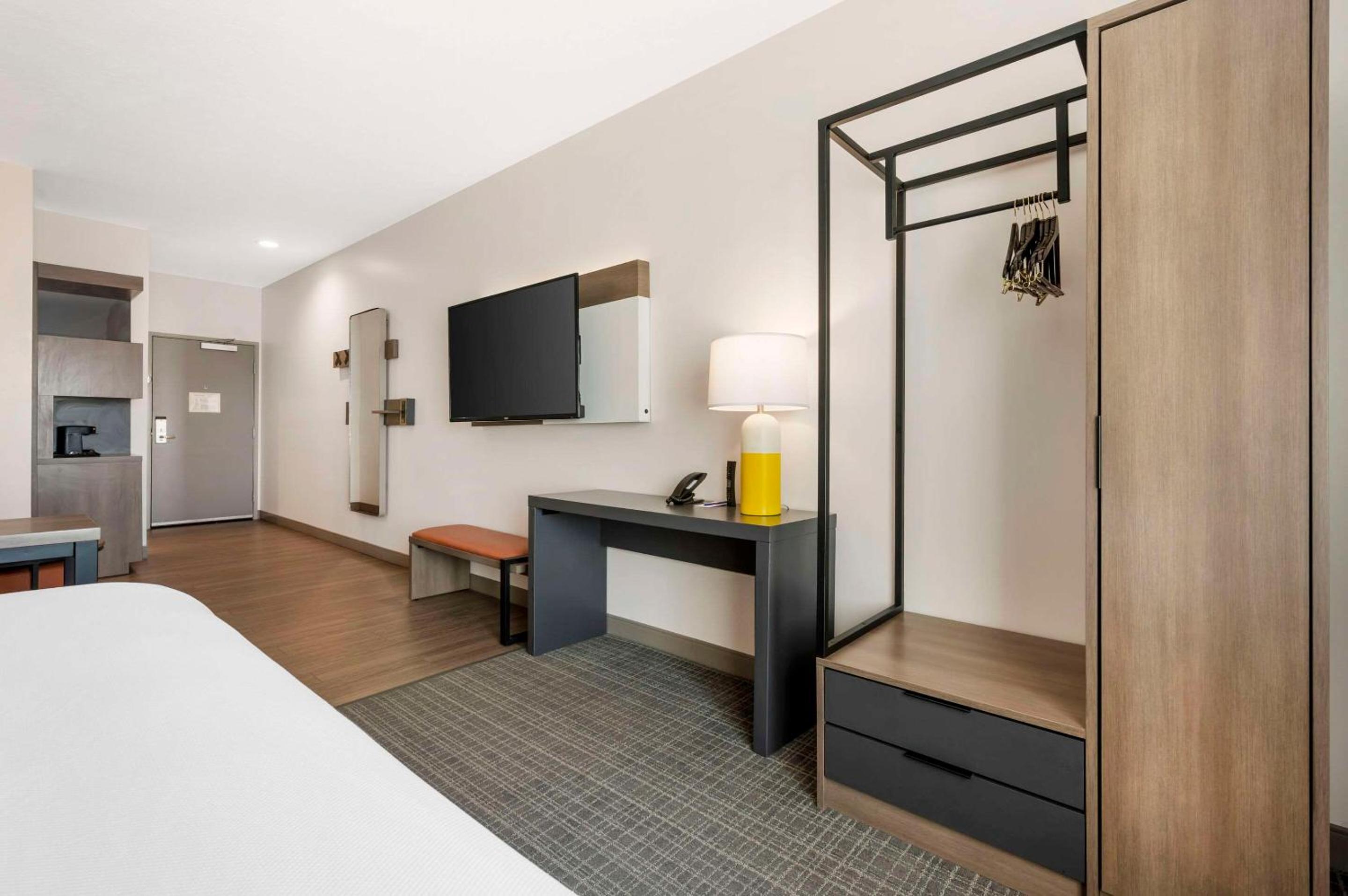 King Suite - Non Smoking - Photo 6
