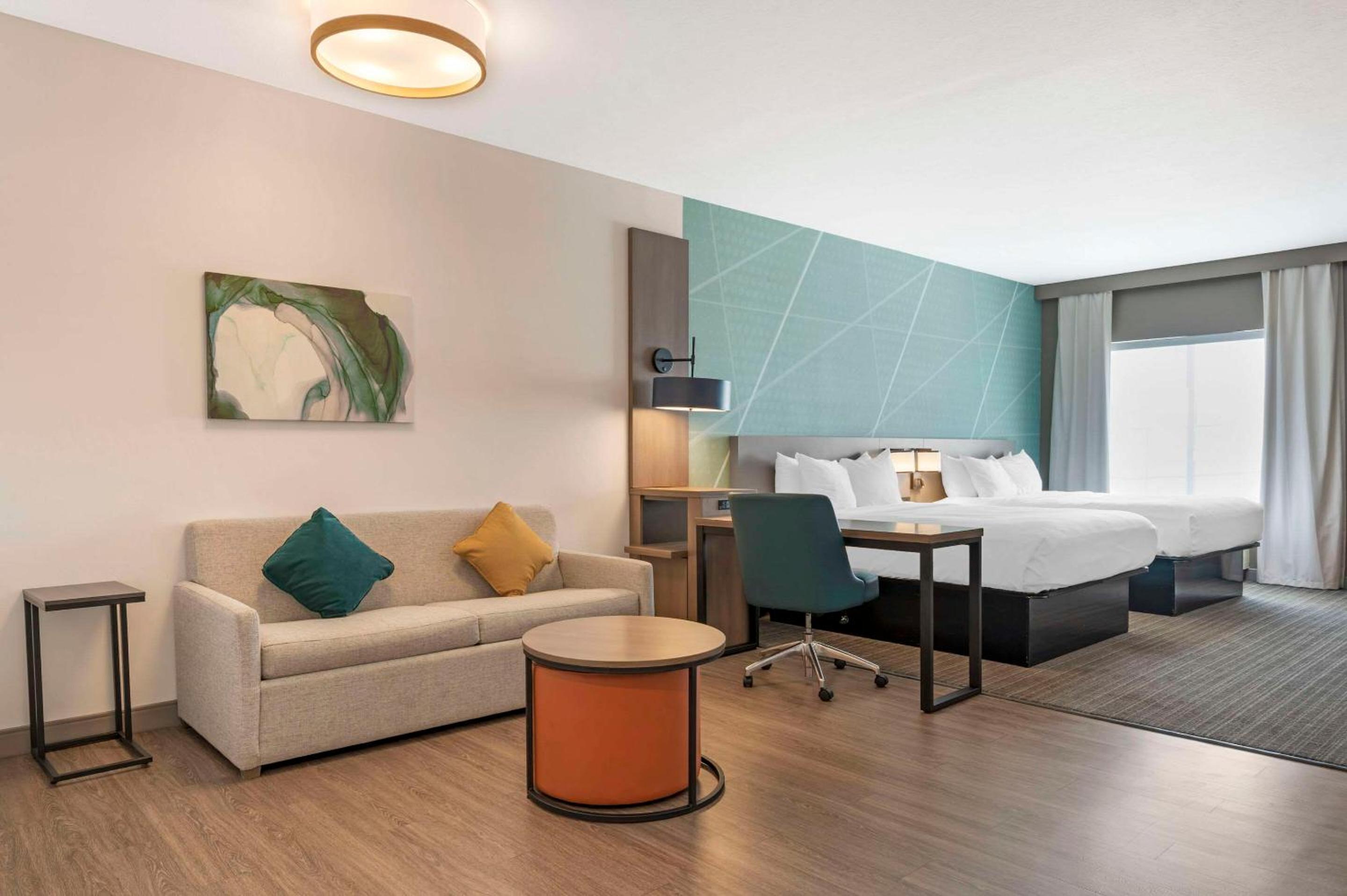 Queen Suite with Two Queen Beds - Non Smoking - Photo 6