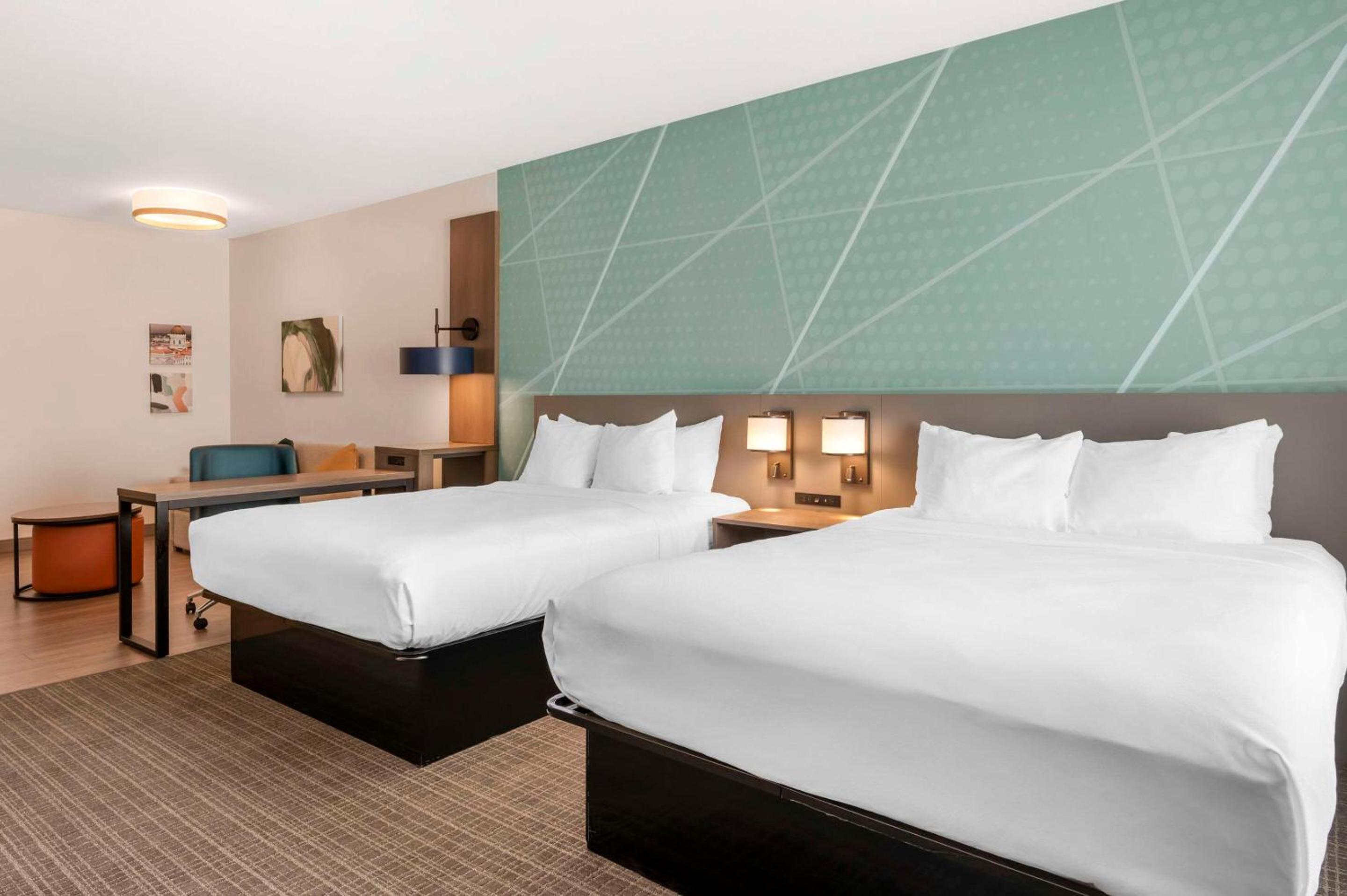 Queen Suite with Two Queen Beds - Non Smoking - Photo 1