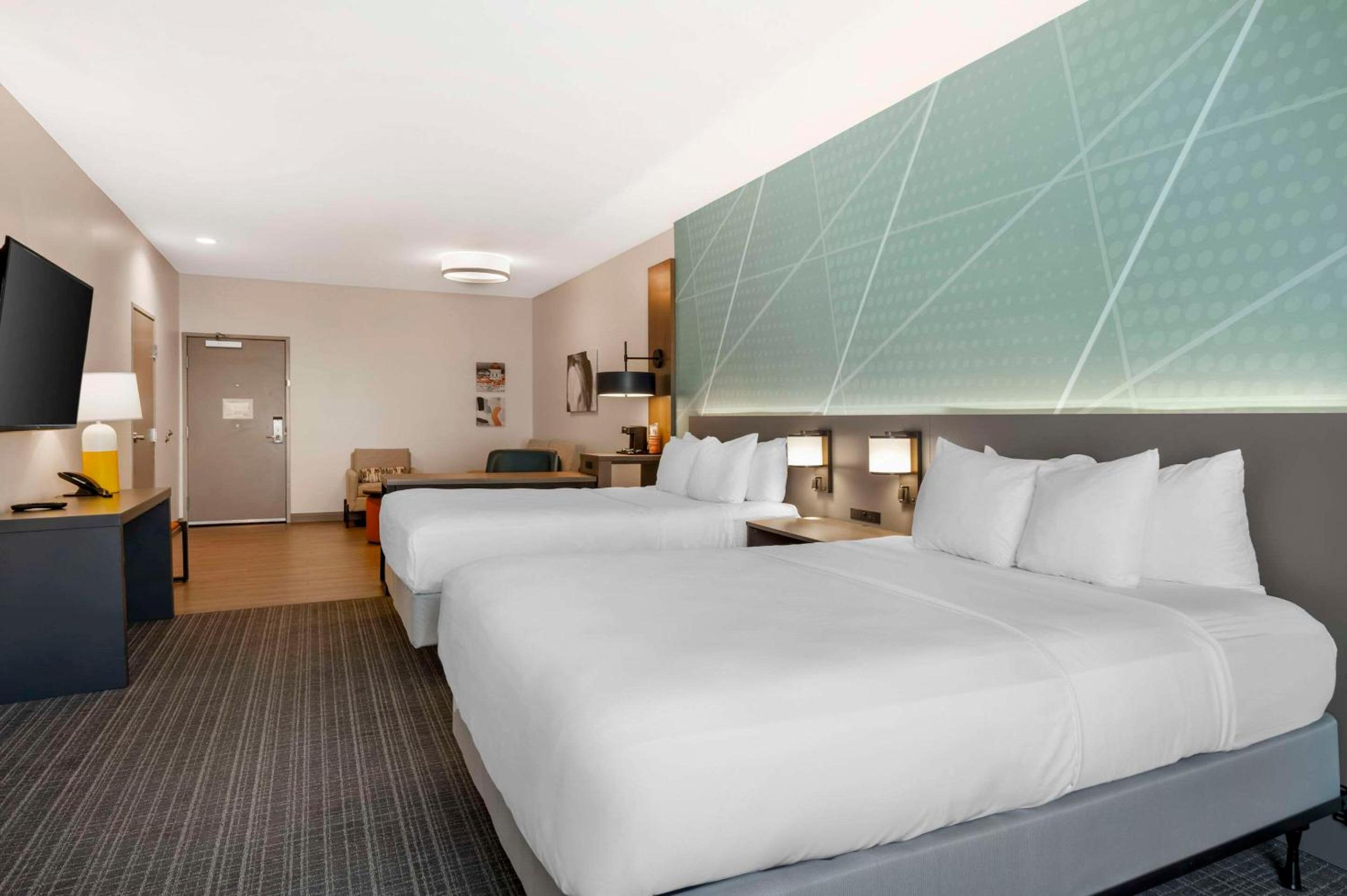 Queen Suite with Two Queen Beds - Non Smoking - Photo 2