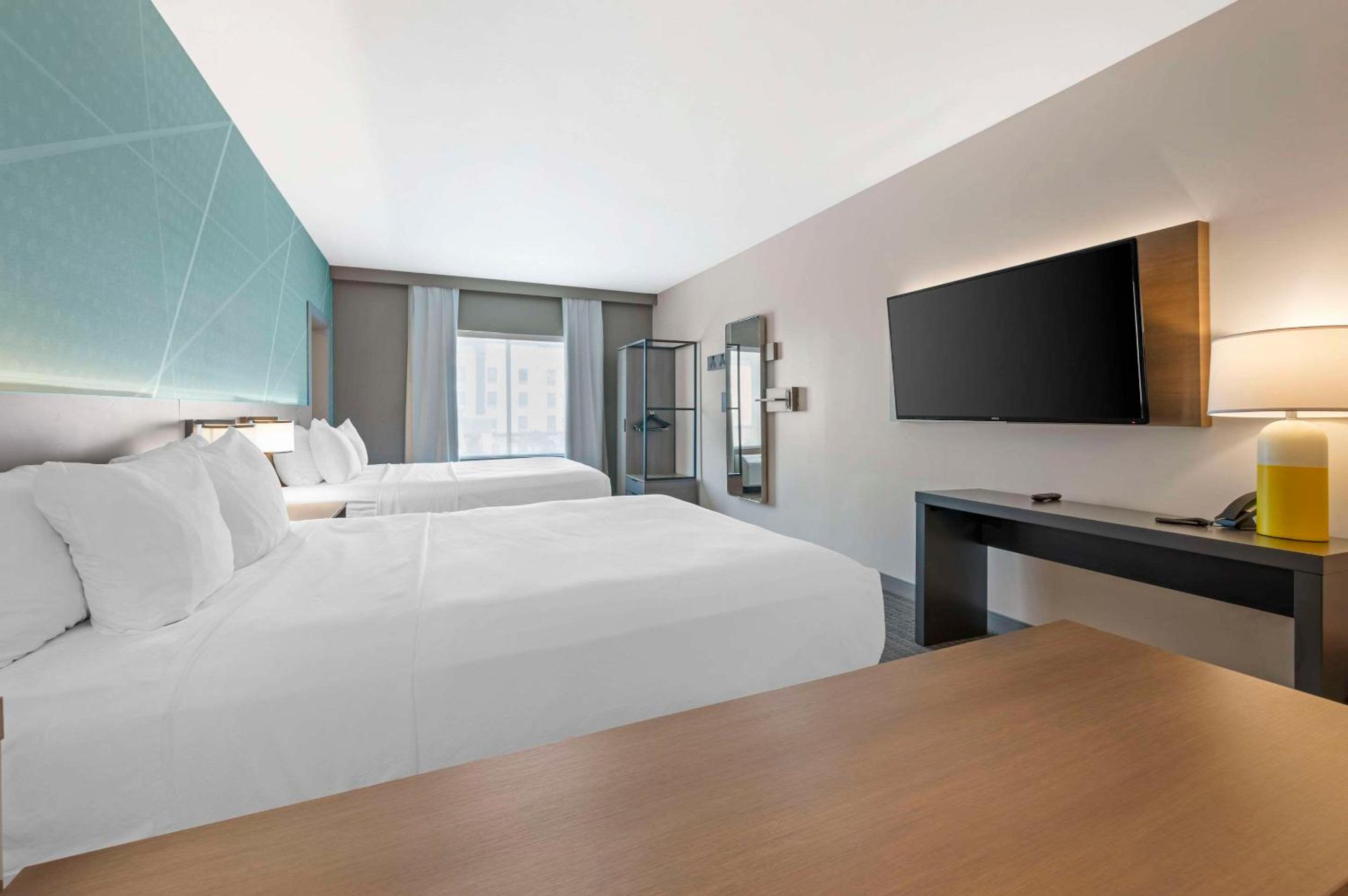 Queen Suite with Two Queen Beds - Non Smoking - Photo 5