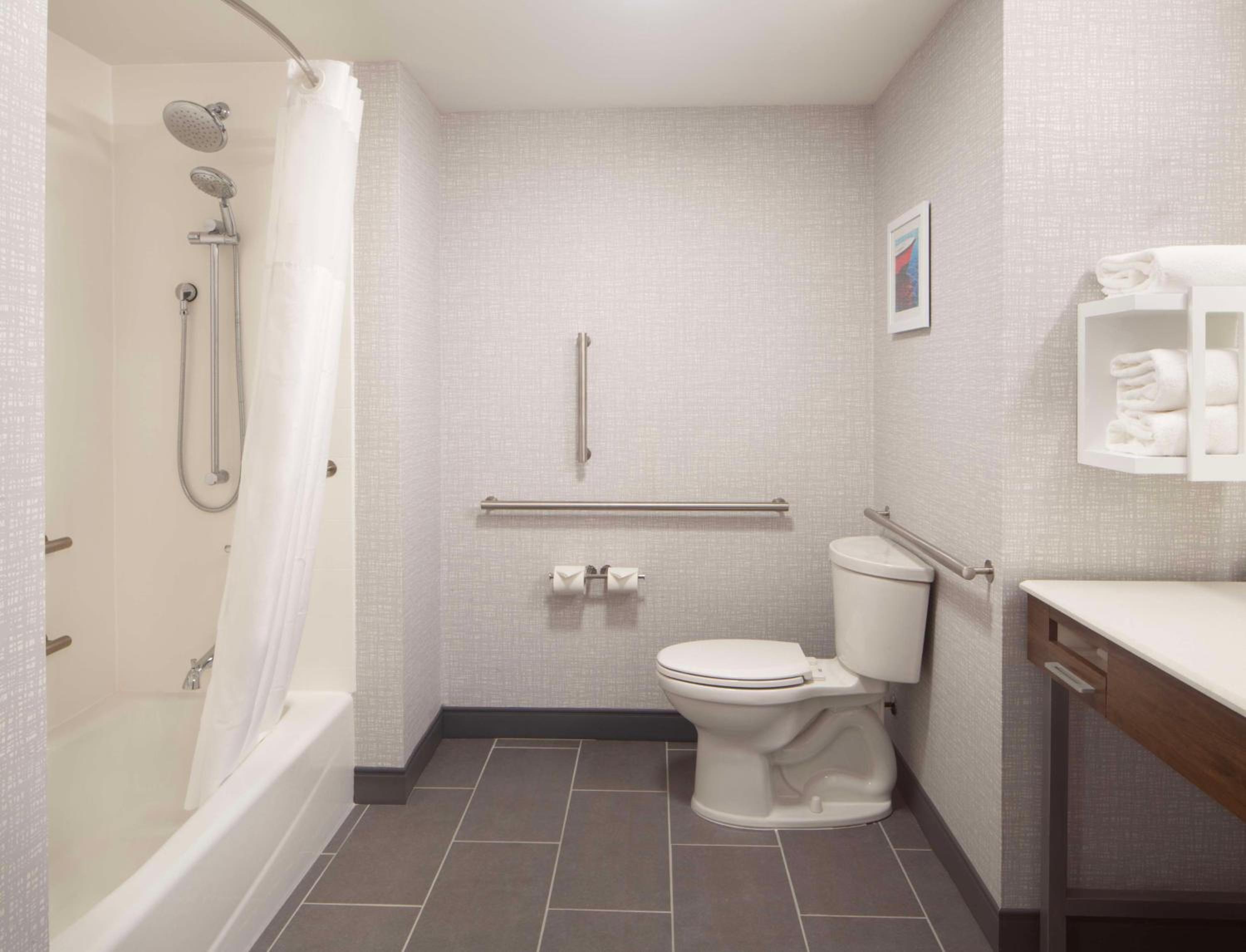 Queen Room with Two Queen Beds and Bath Tub - Mobility Access photo 2