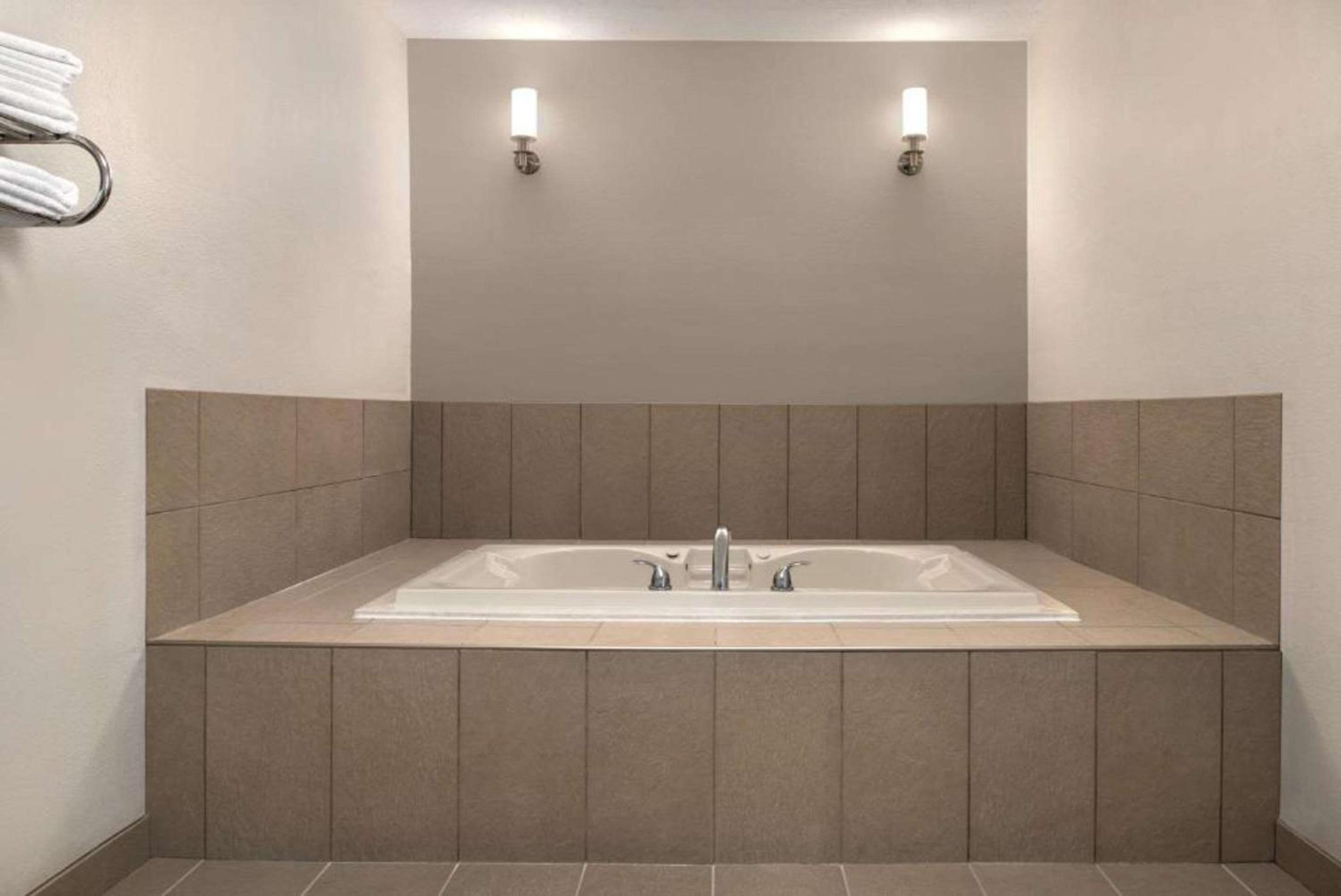 Extended Stay King Suite with Whirlpool and Kitchenette