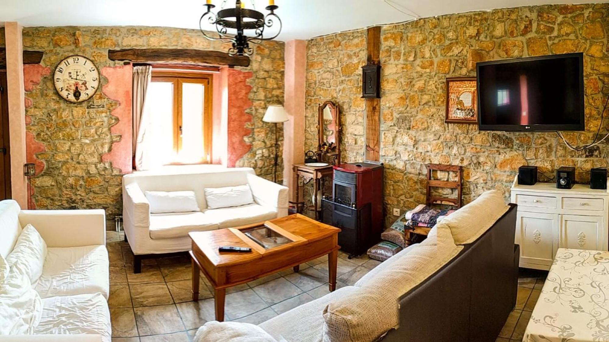 Six-Bedroom House photo 3