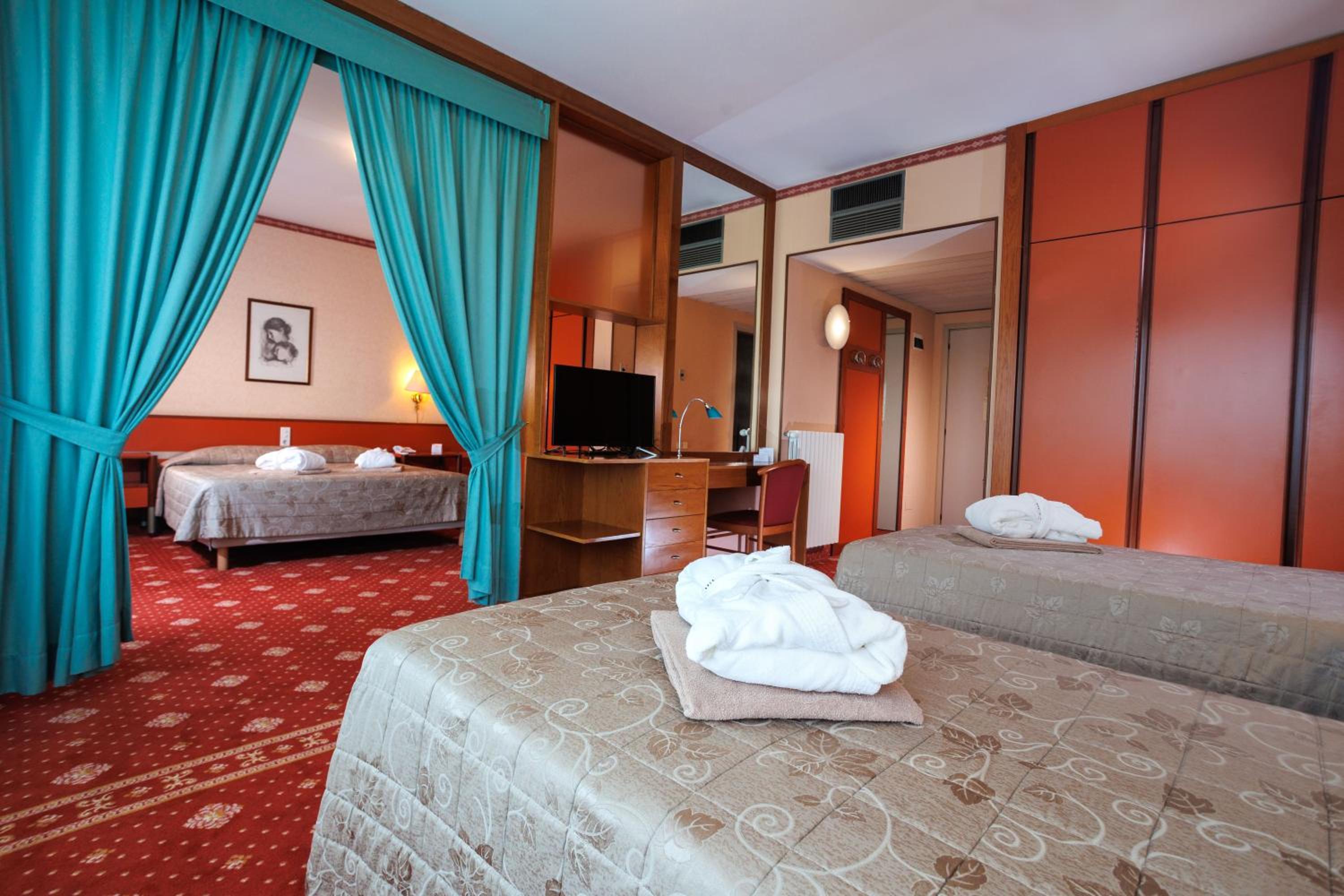 Quadruple Room - Photo 1