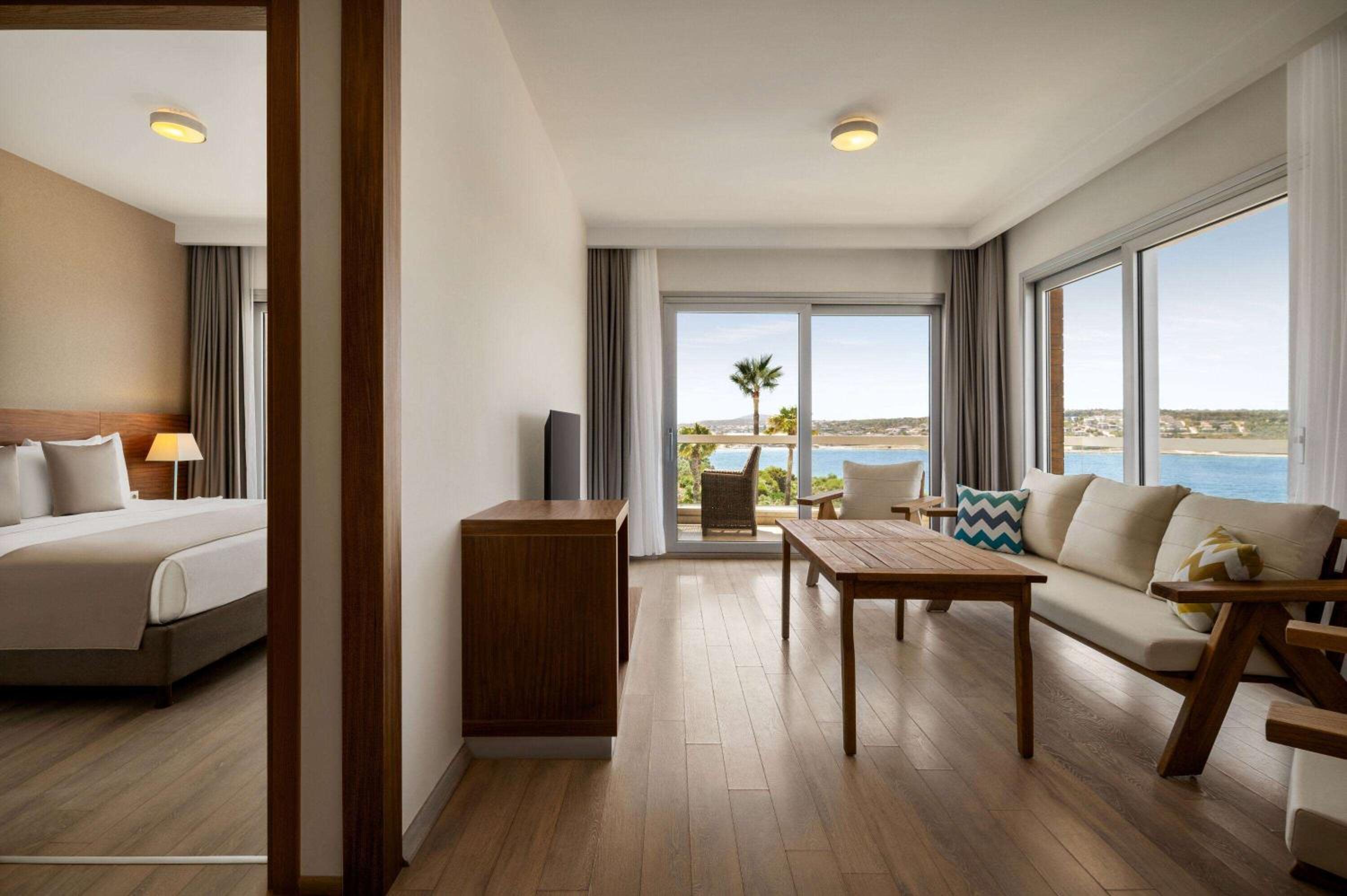 Executive Queen Suite with Sea View photo 1