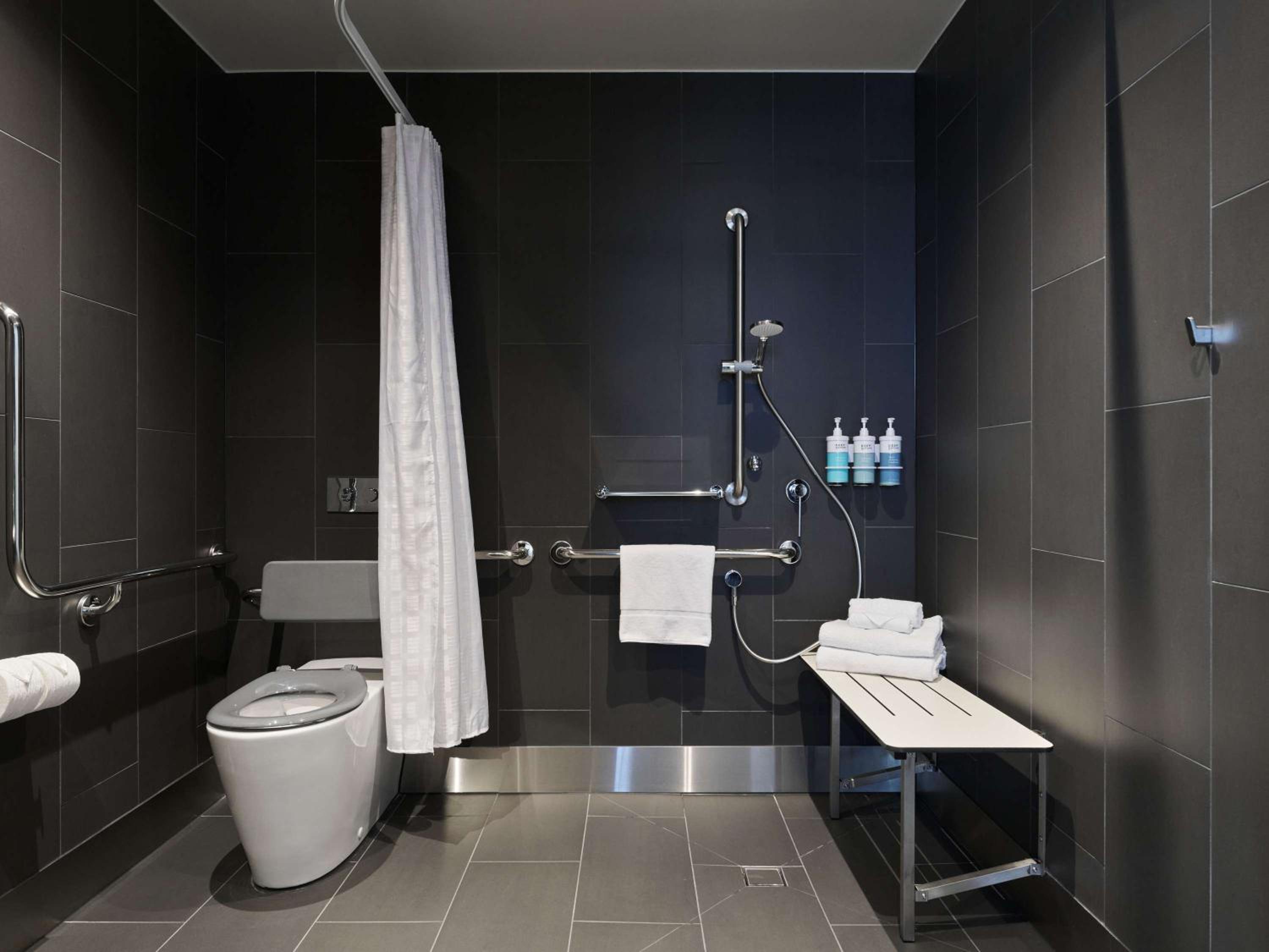 Accessible Superior Room with 1 King size bed thumbnail 5