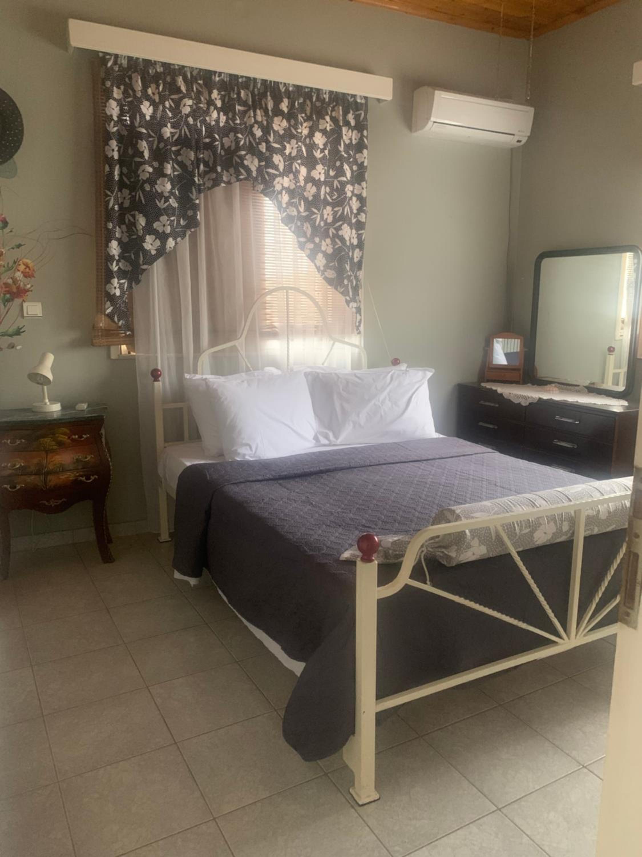 One-Bedroom House photo 1