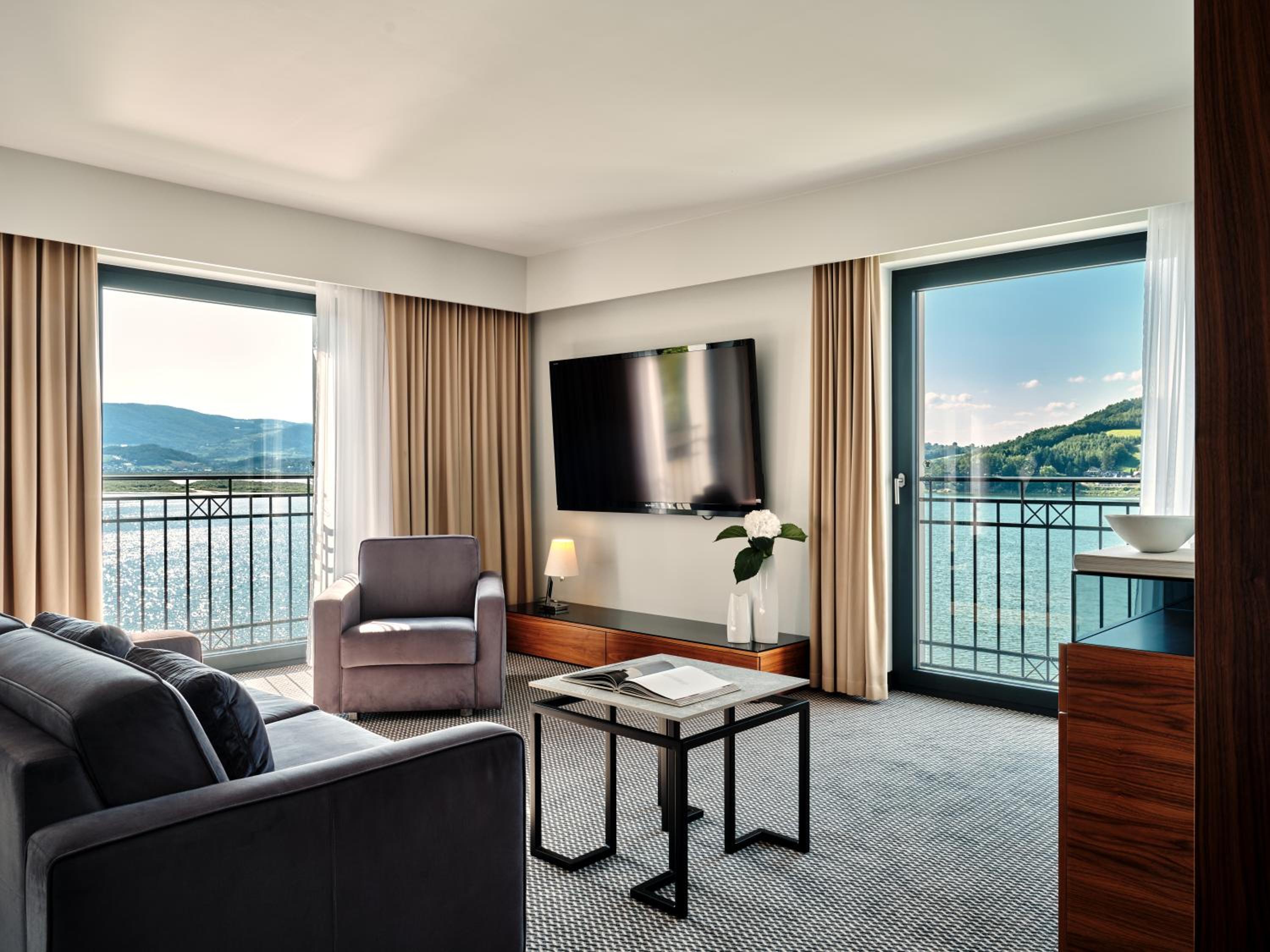 Deluxe Suite with Lake View photo 2