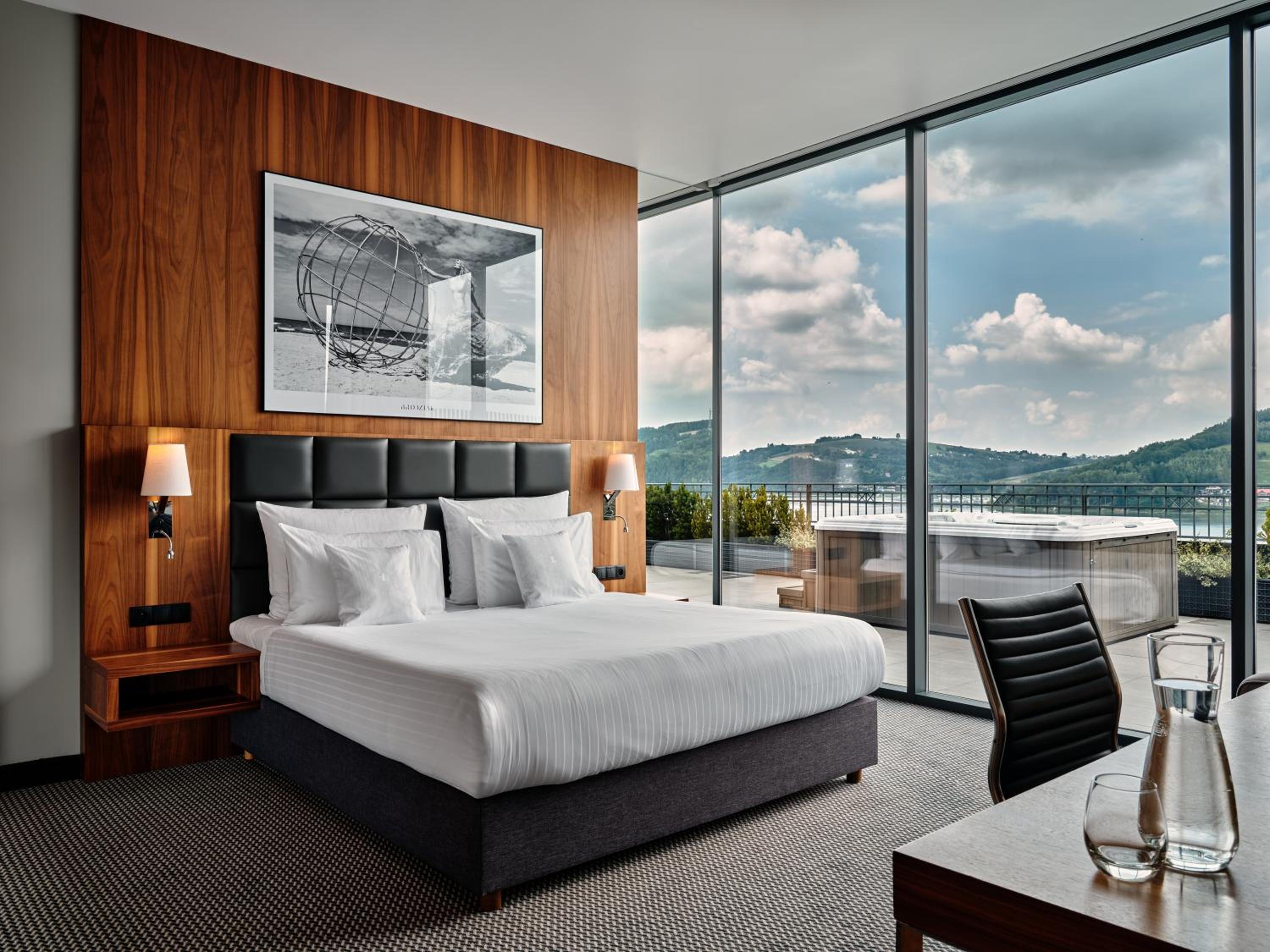 Deluxe Suite with Spa Bath photo 2