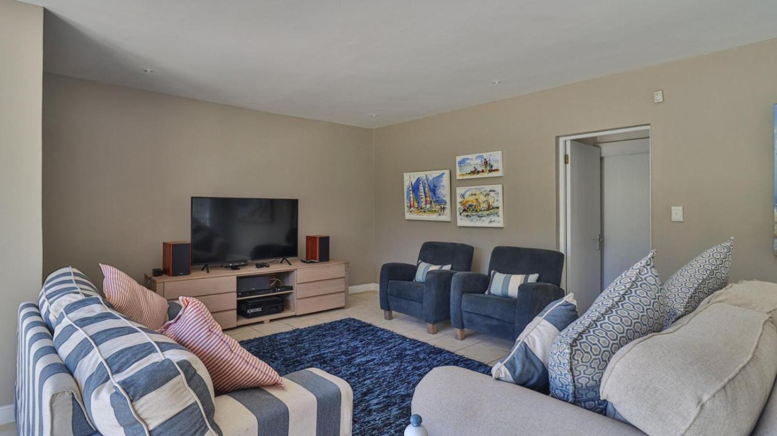 Five-Bedroom House photo 1