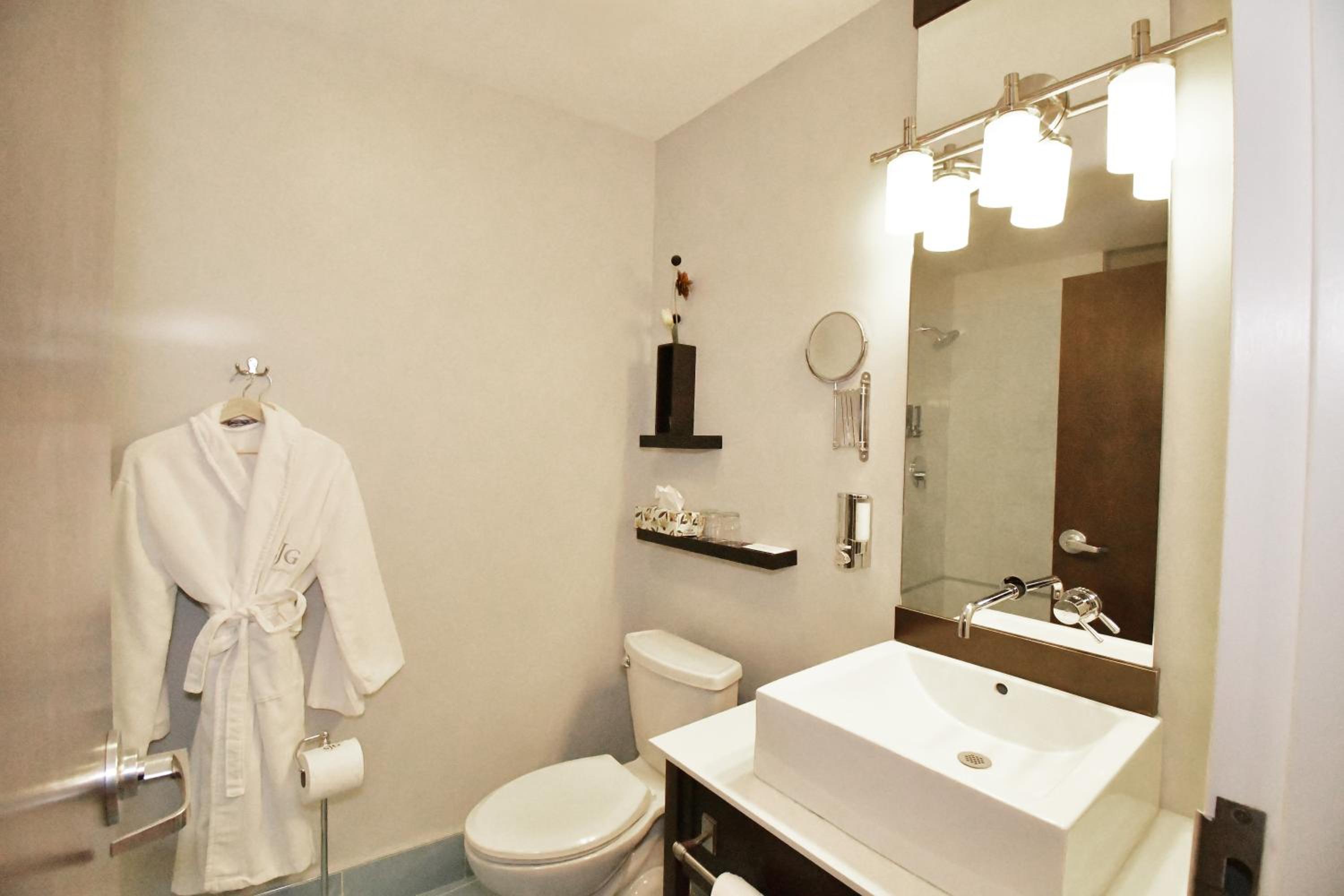 Queen Room photo 2