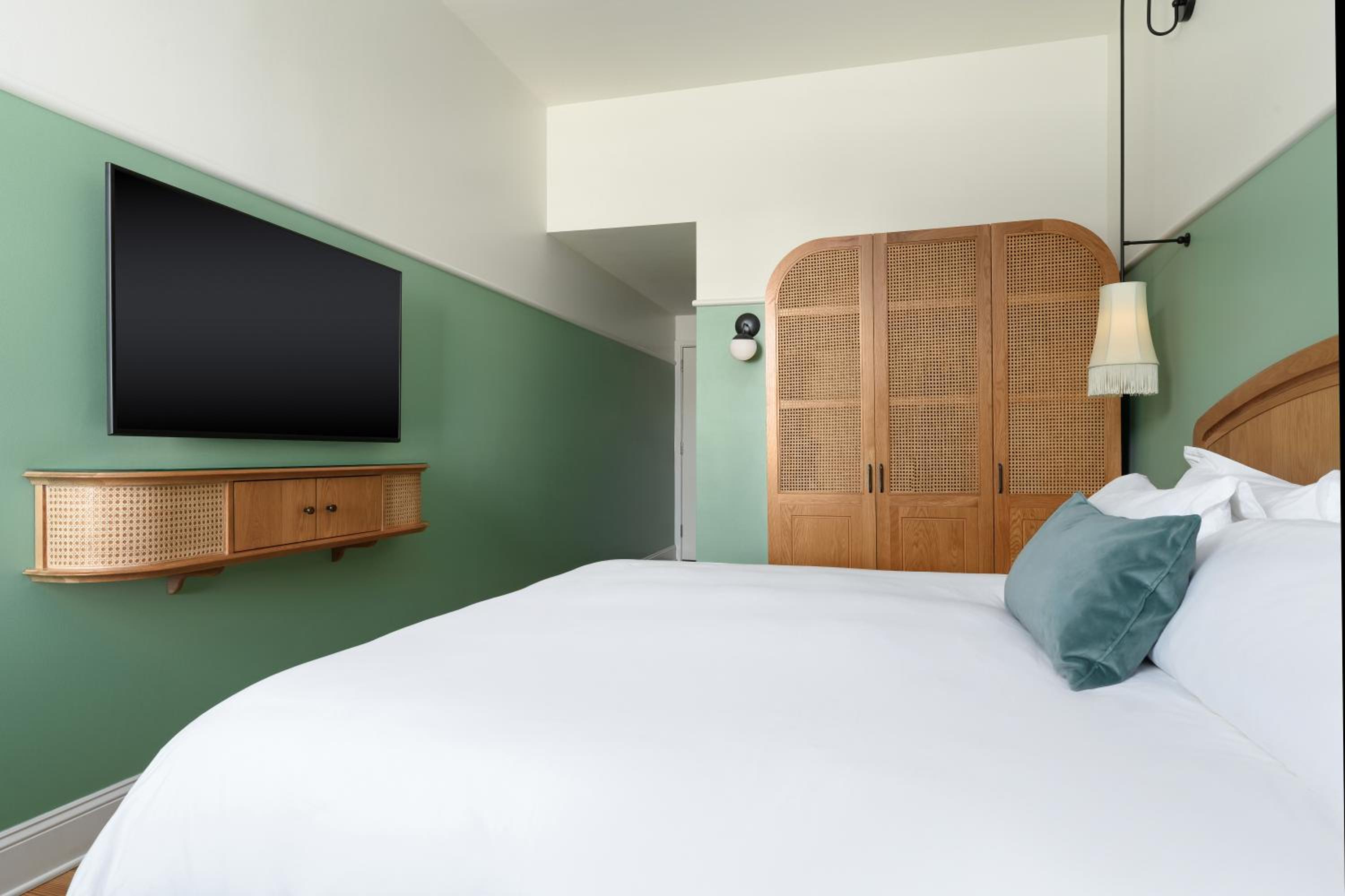 King Room with Roll-In Shower - Mobility Accessible - Photo 1
