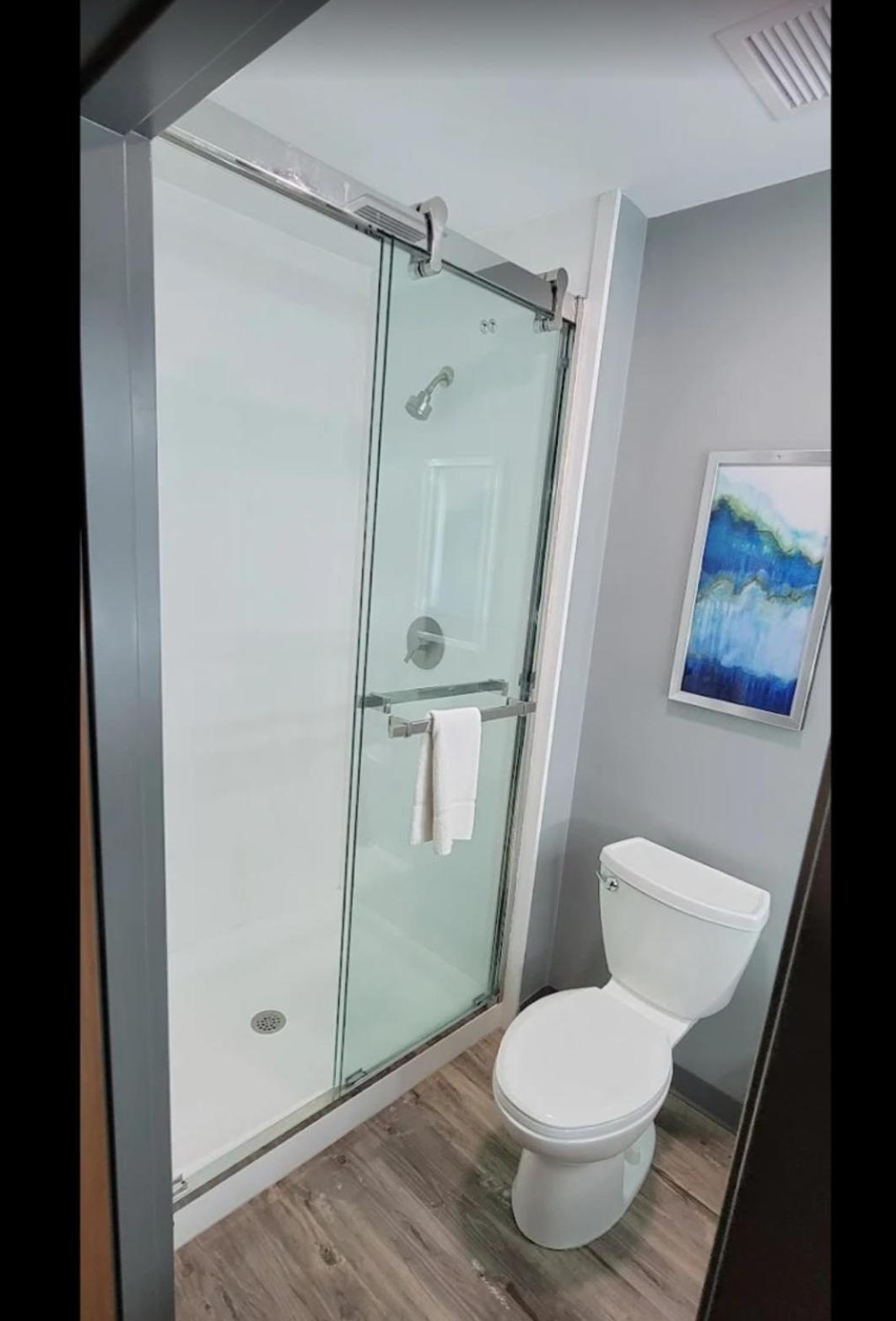 Deluxe King Room - Non-Smoking - Photo 2