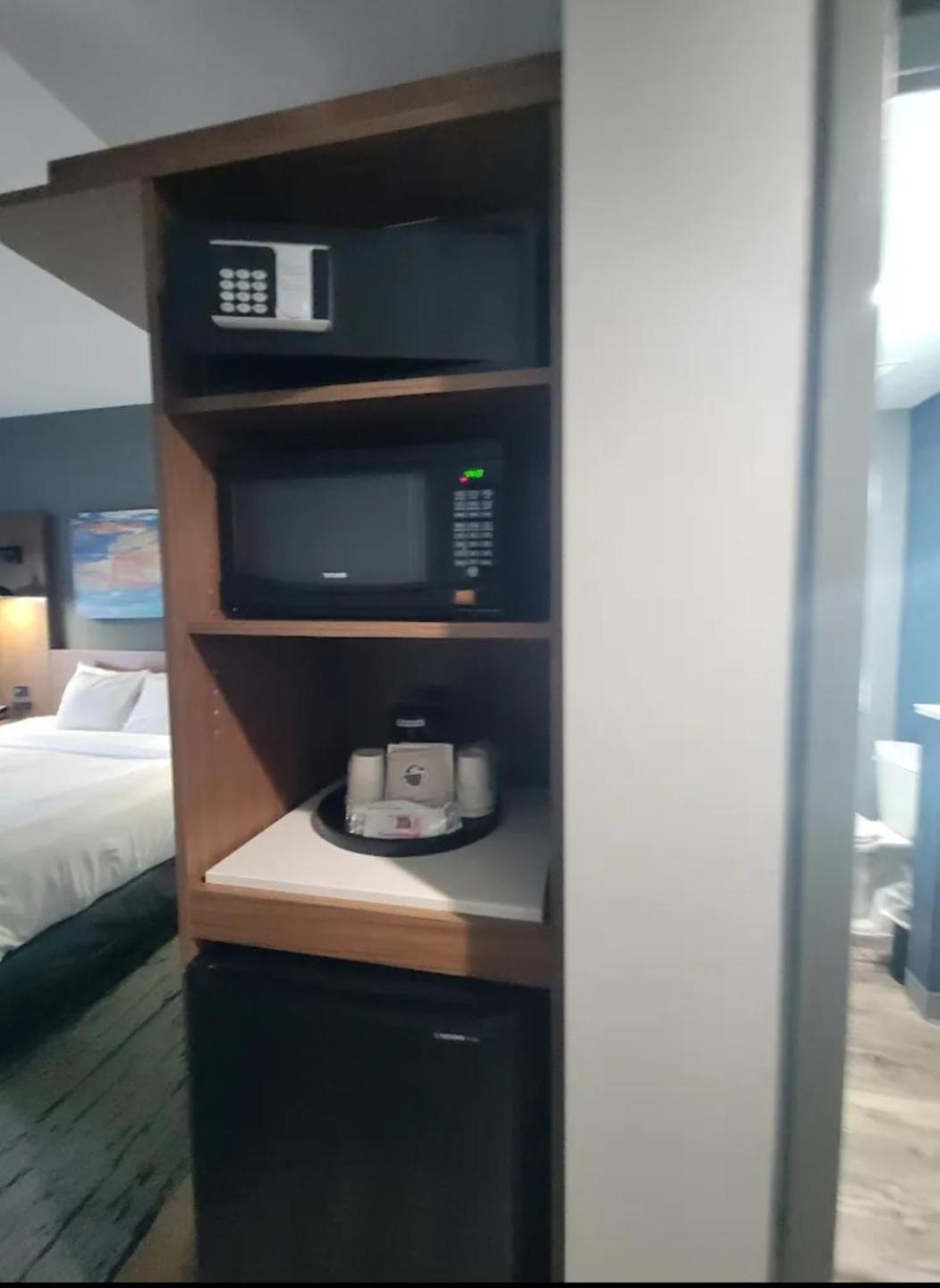 Deluxe King Room - Non-Smoking - Photo 6
