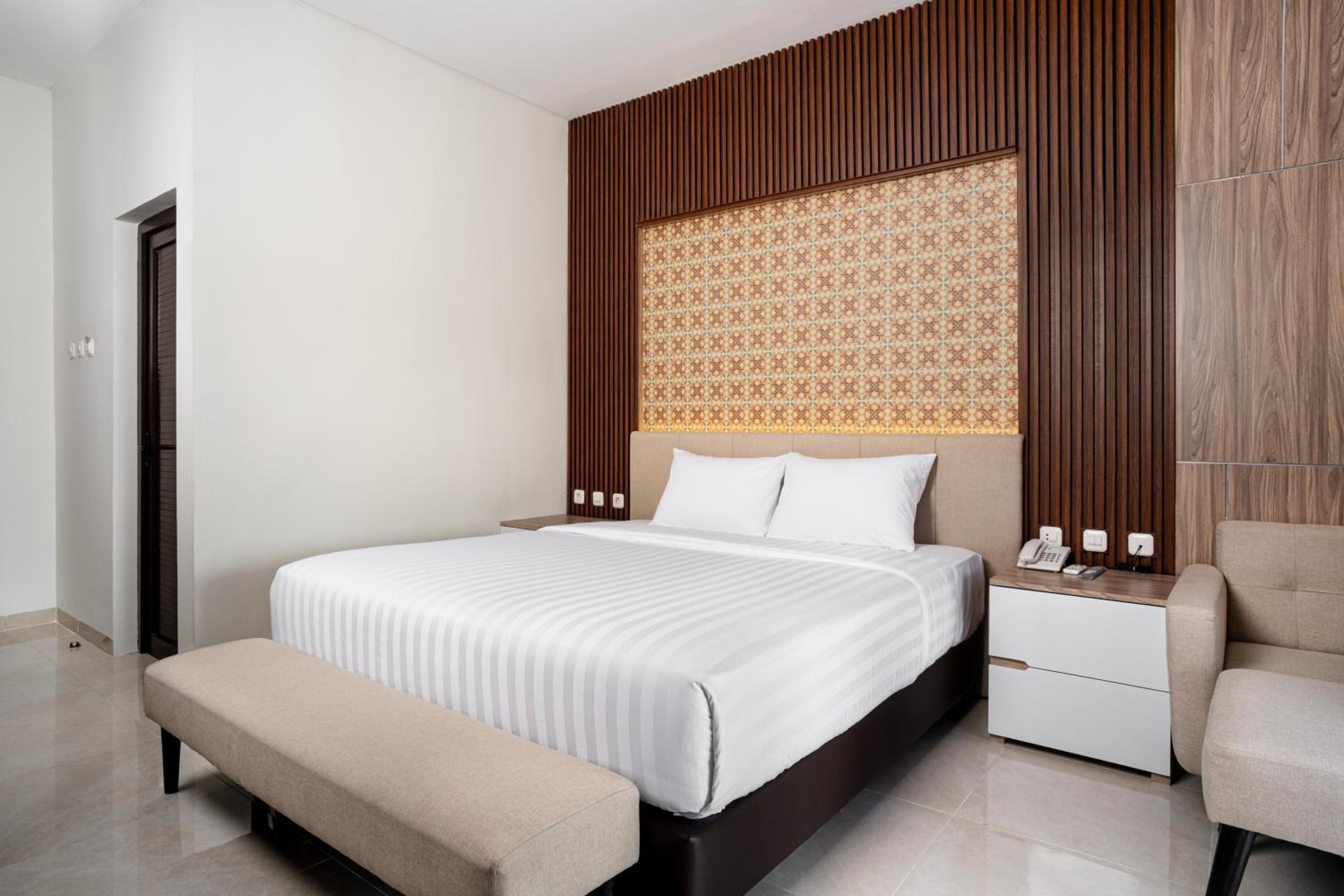 Junior Suite with Balcony - Photo 7