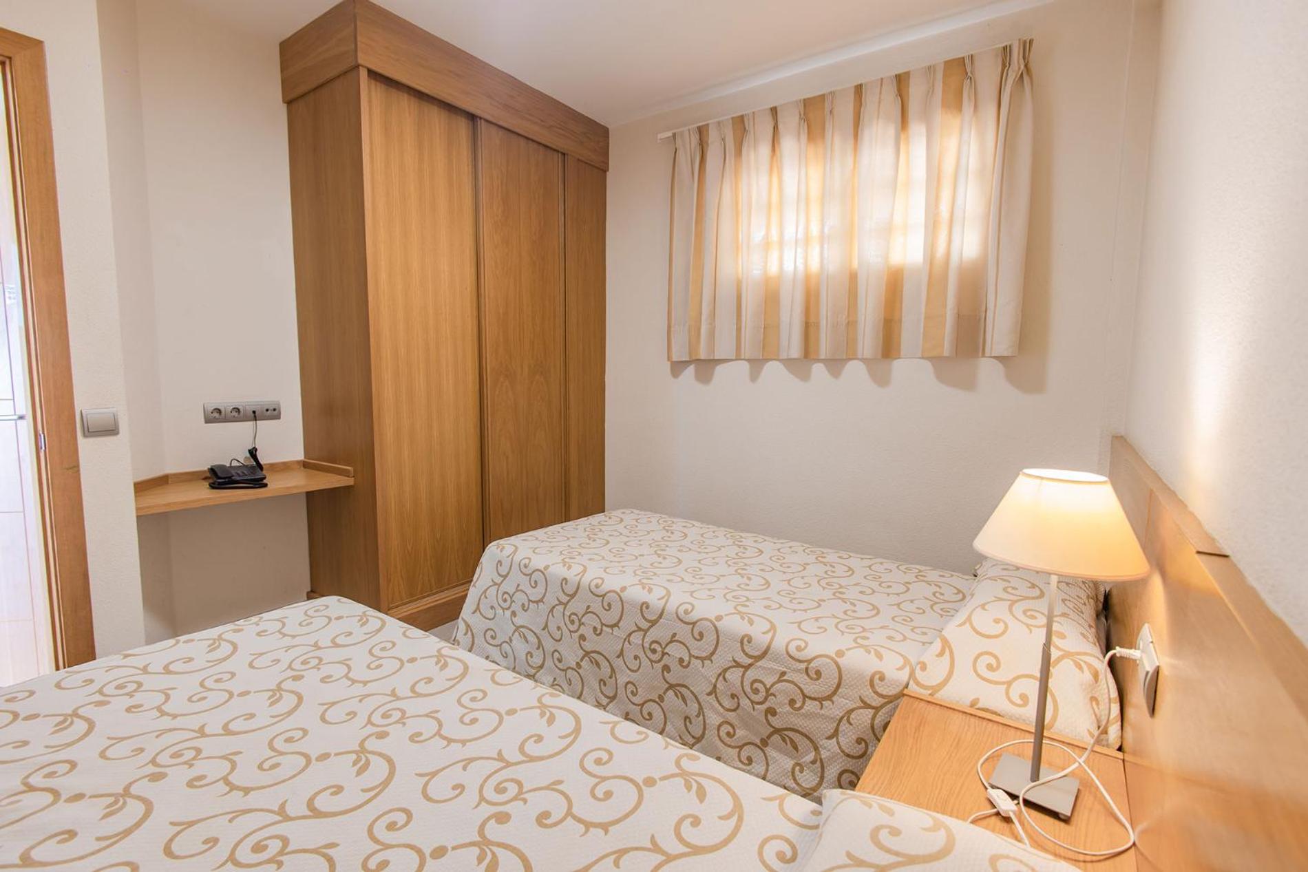 Apartamento de una habitación con vista al mar y balcón.