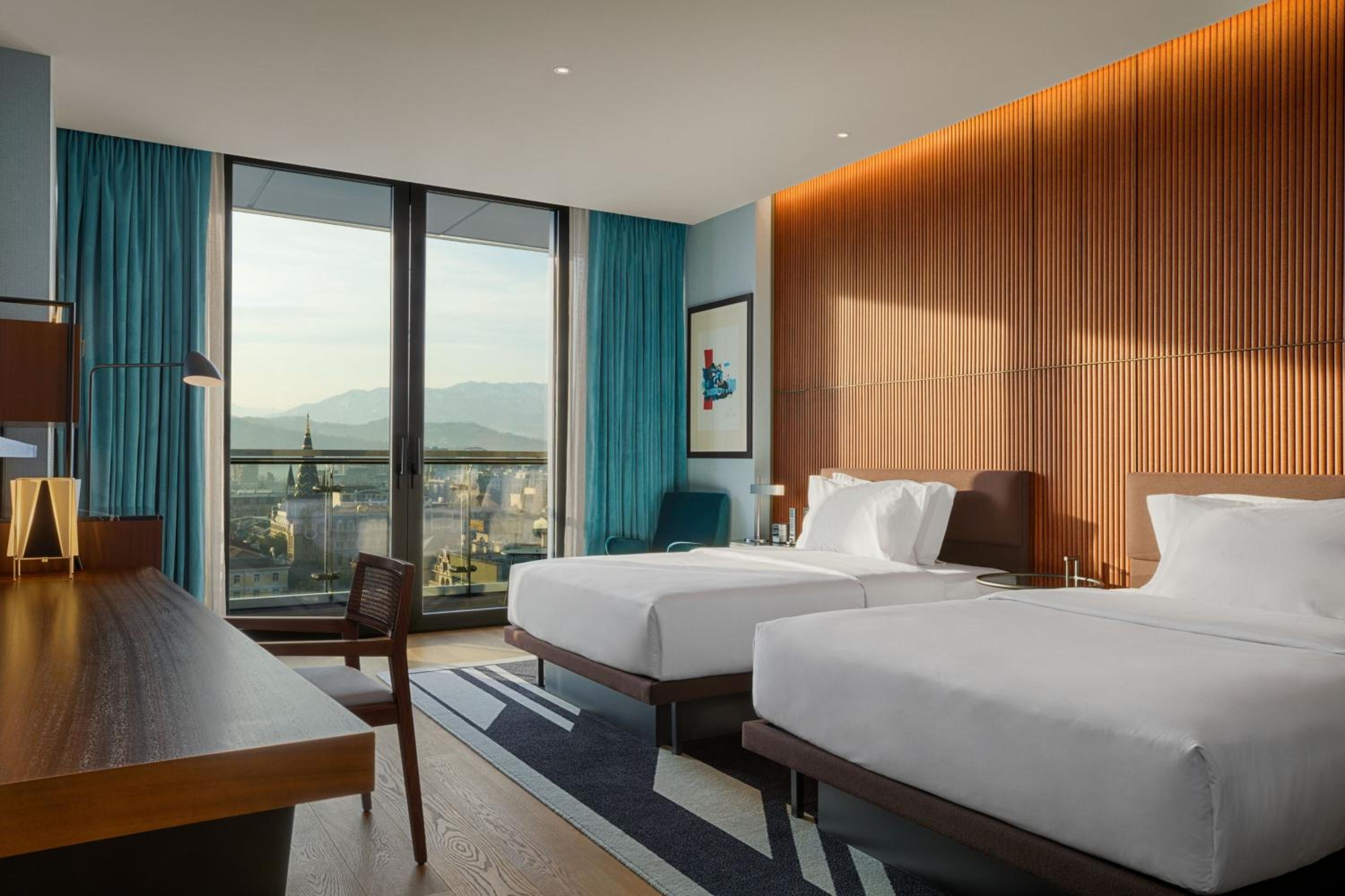 Deluxe, Guest room, 2 Queen, City view, Balcony - Photo 1