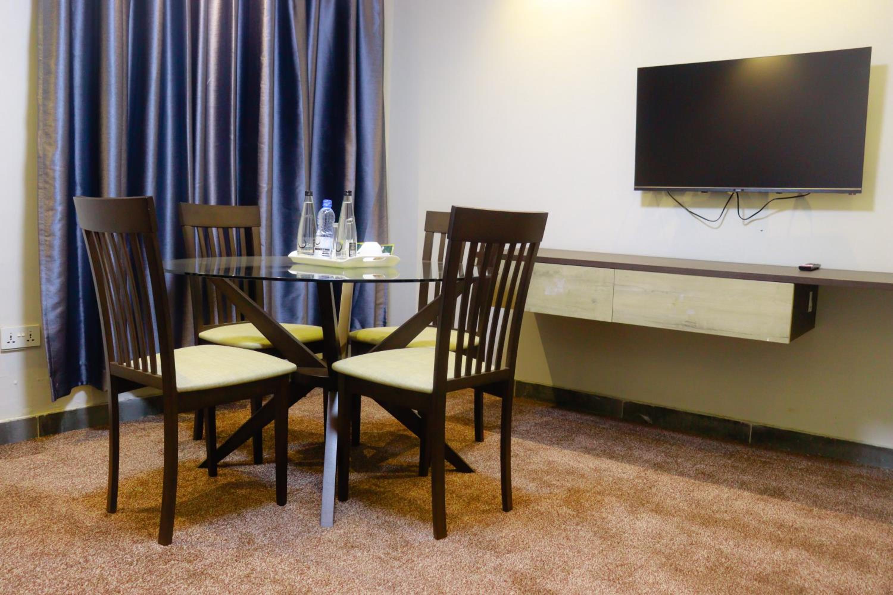 One-Bedroom Apartment - Photo 6