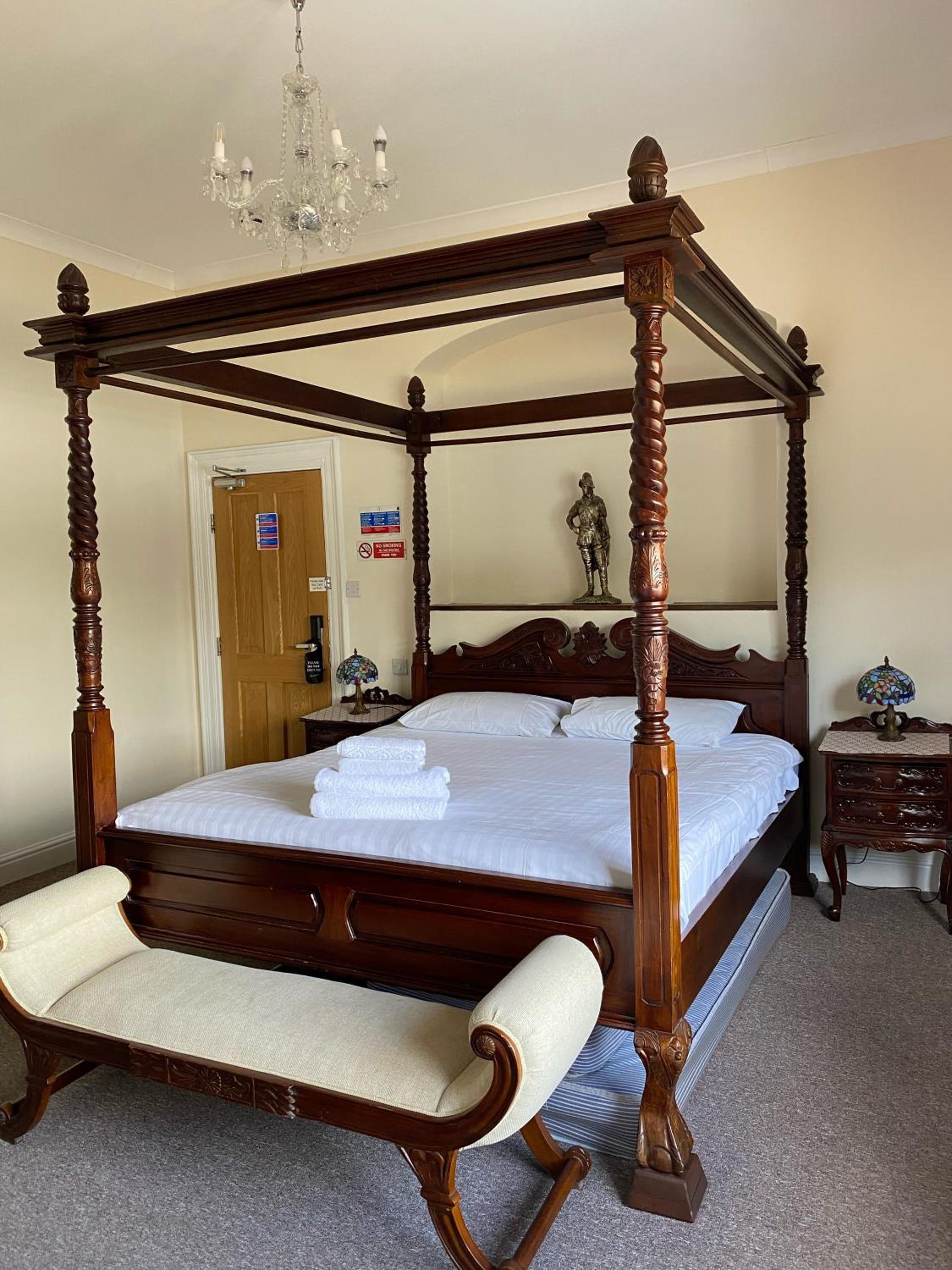 Superior Double Room with Four Poster Bed and Sea View