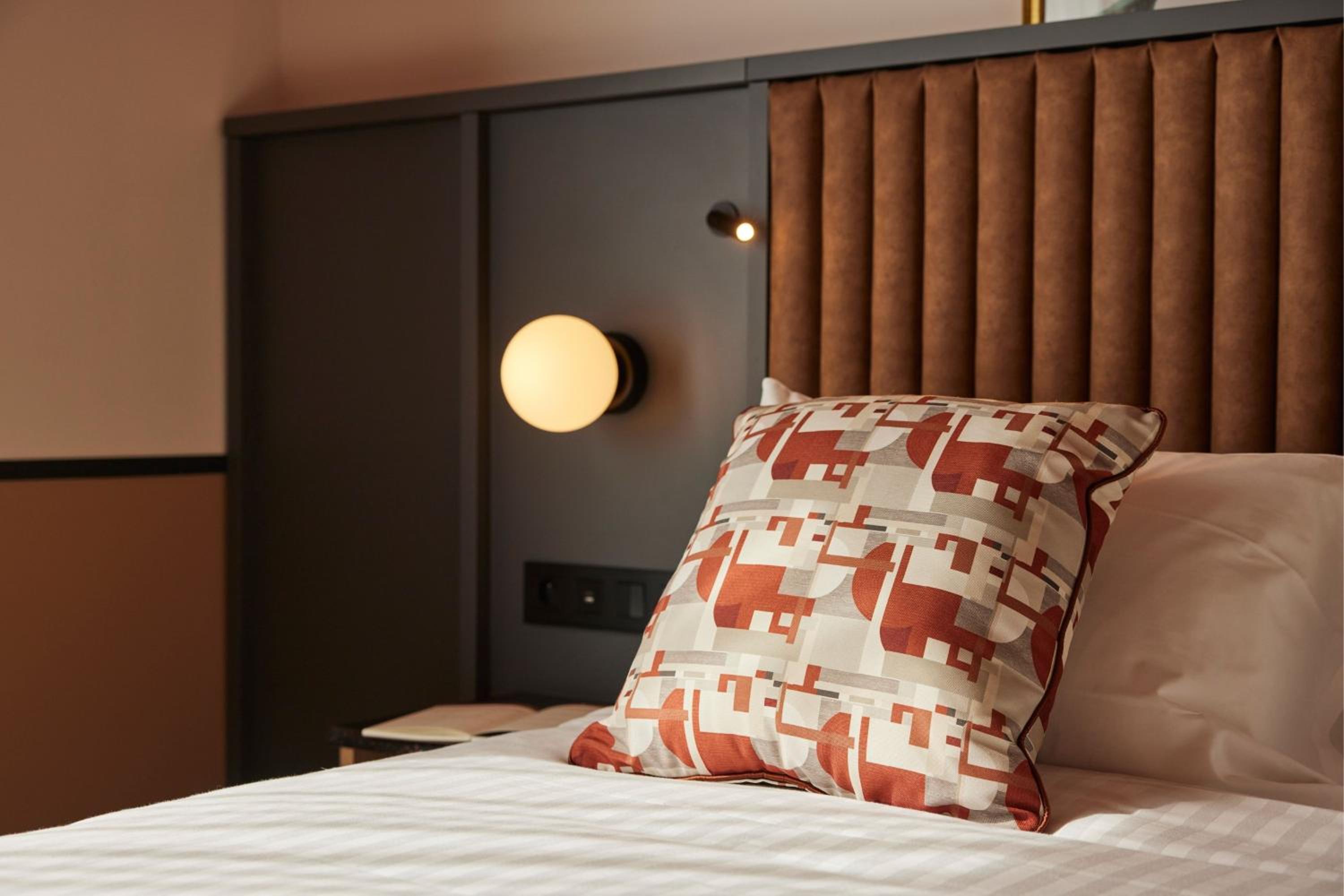 Standard King Room - Photo 5