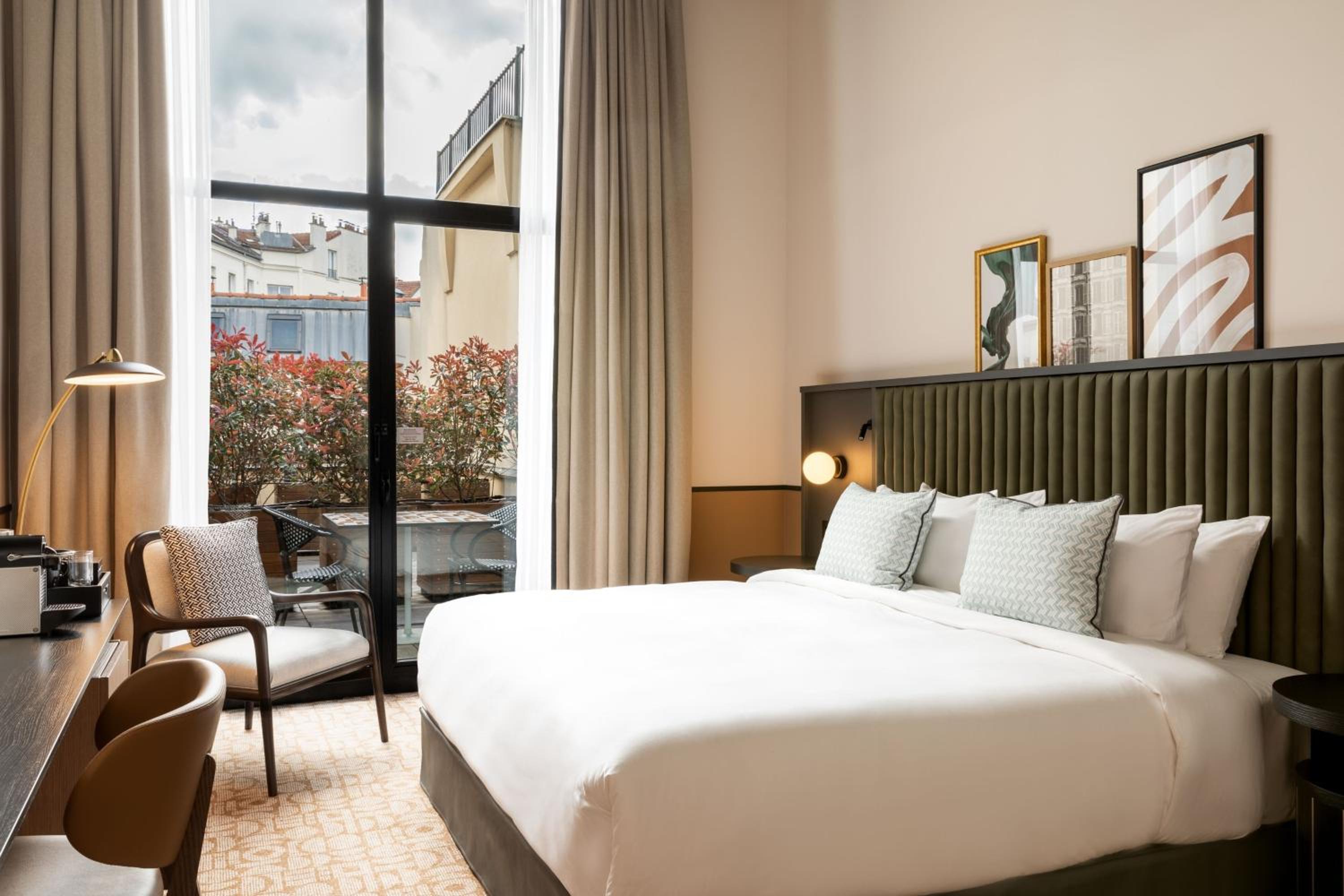 Deluxe King Room with Balcony - Photo 9