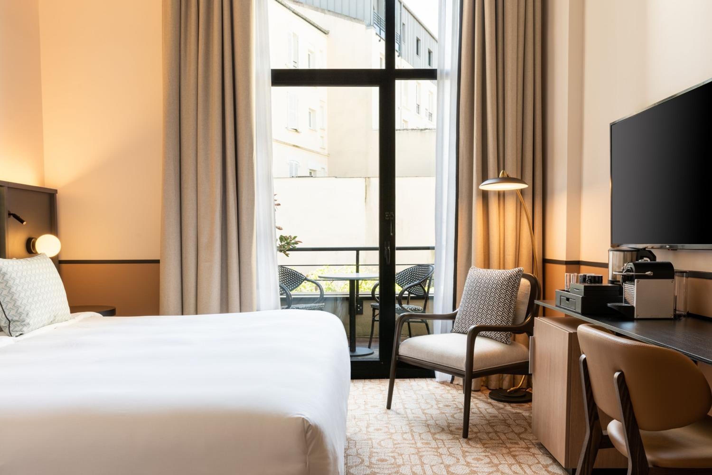 Deluxe King Room with Balcony - Photo 8