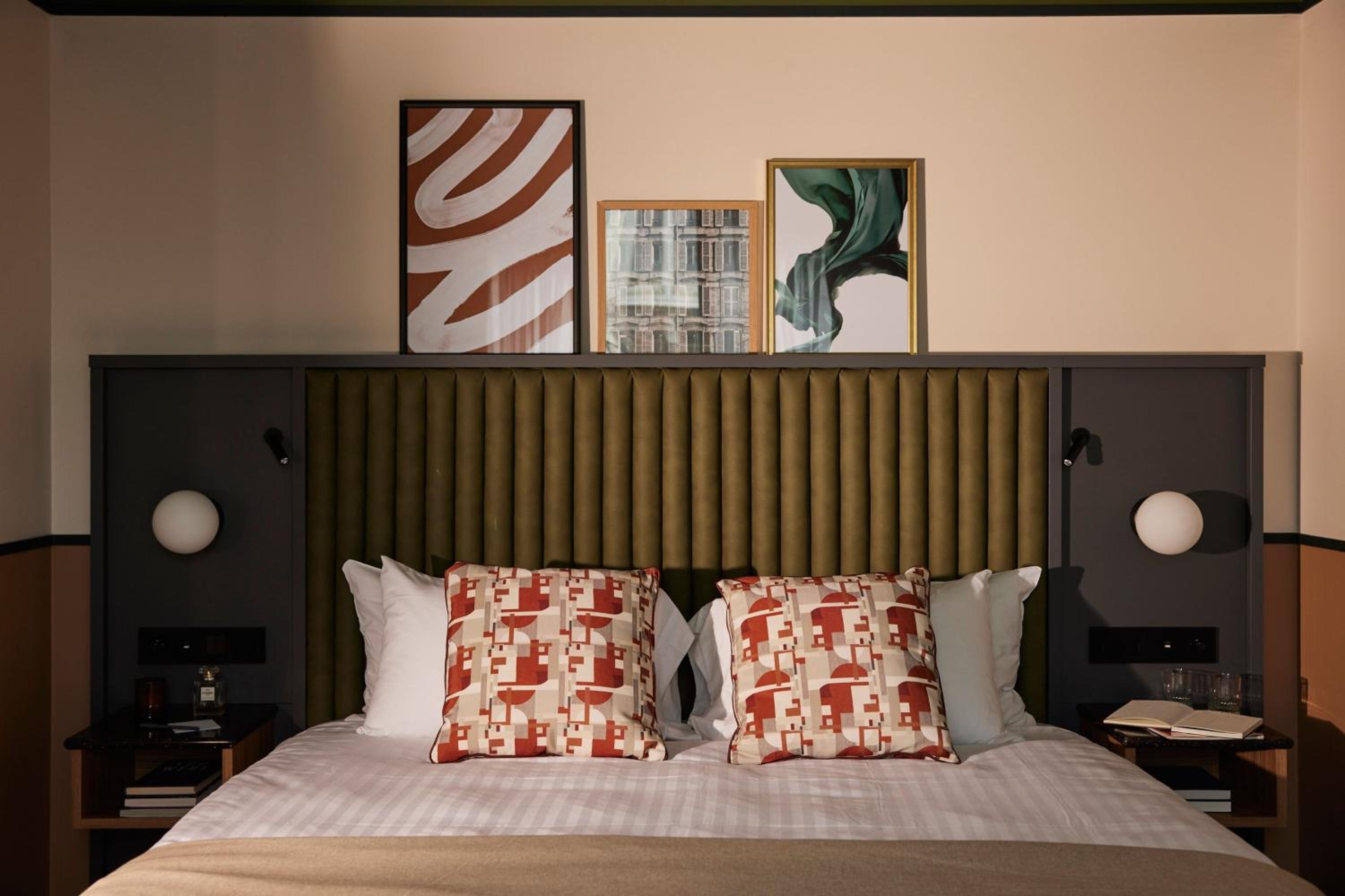 Standard King Room - Photo 10