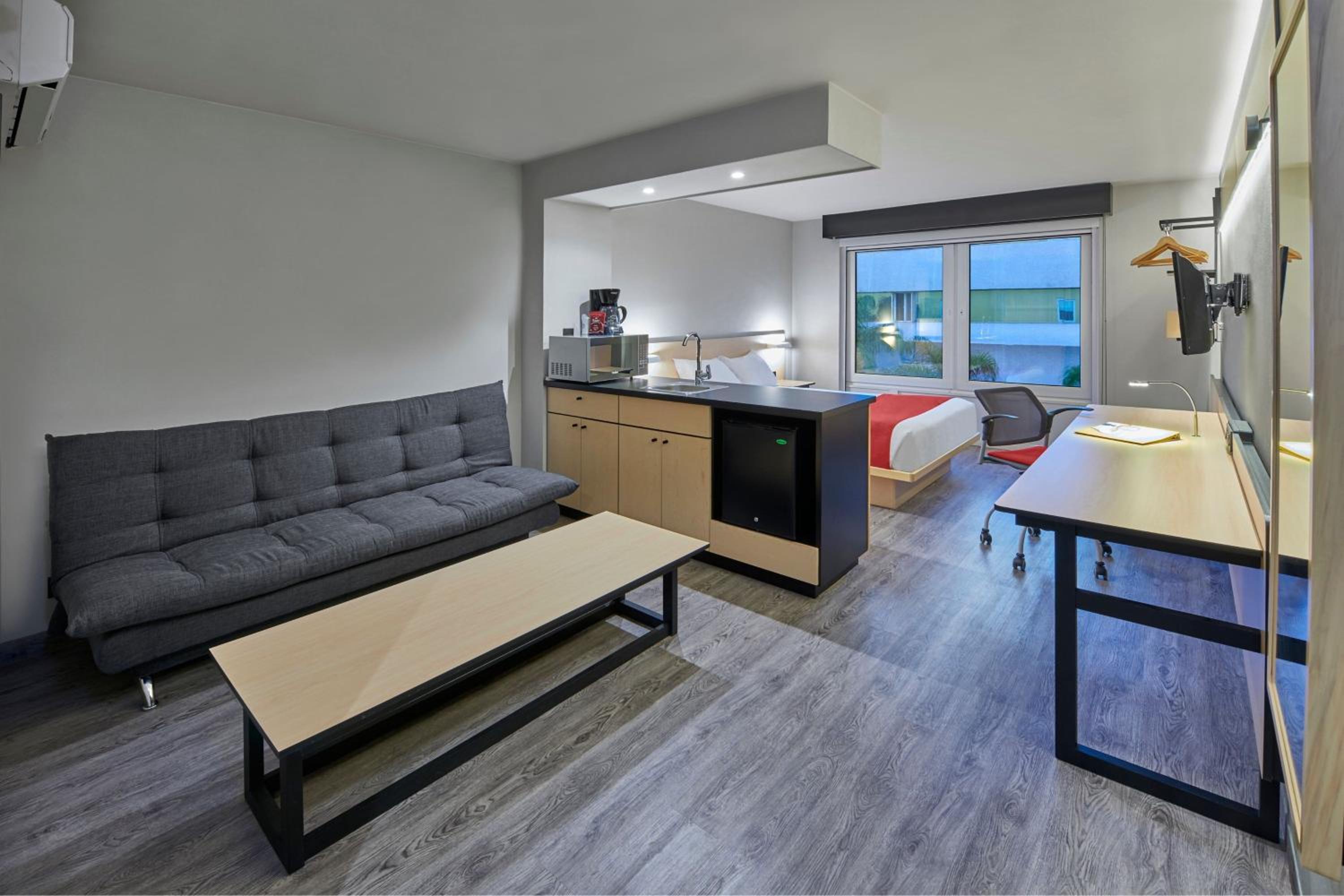 Superior Queen Room with Sofa Bed - Photo 6