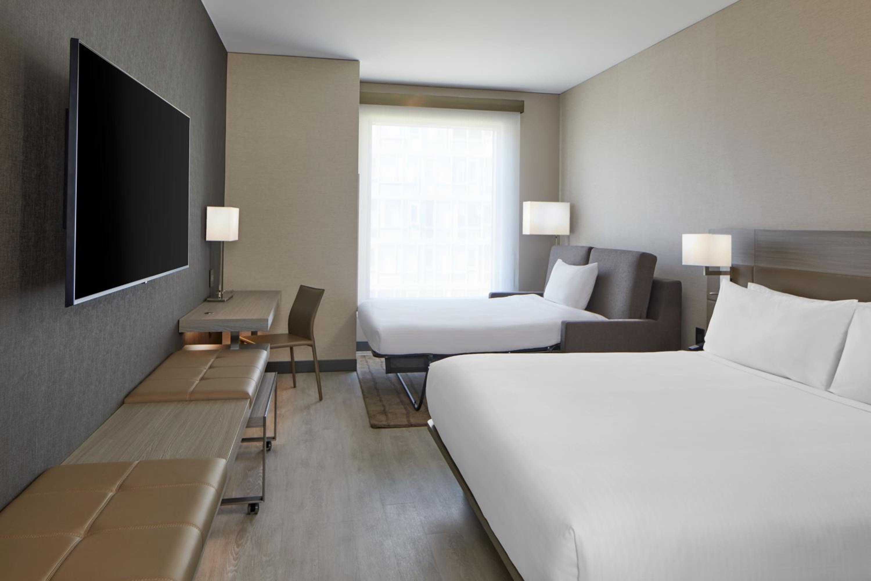 Standard King Room with Sofa Bed - Photo 5