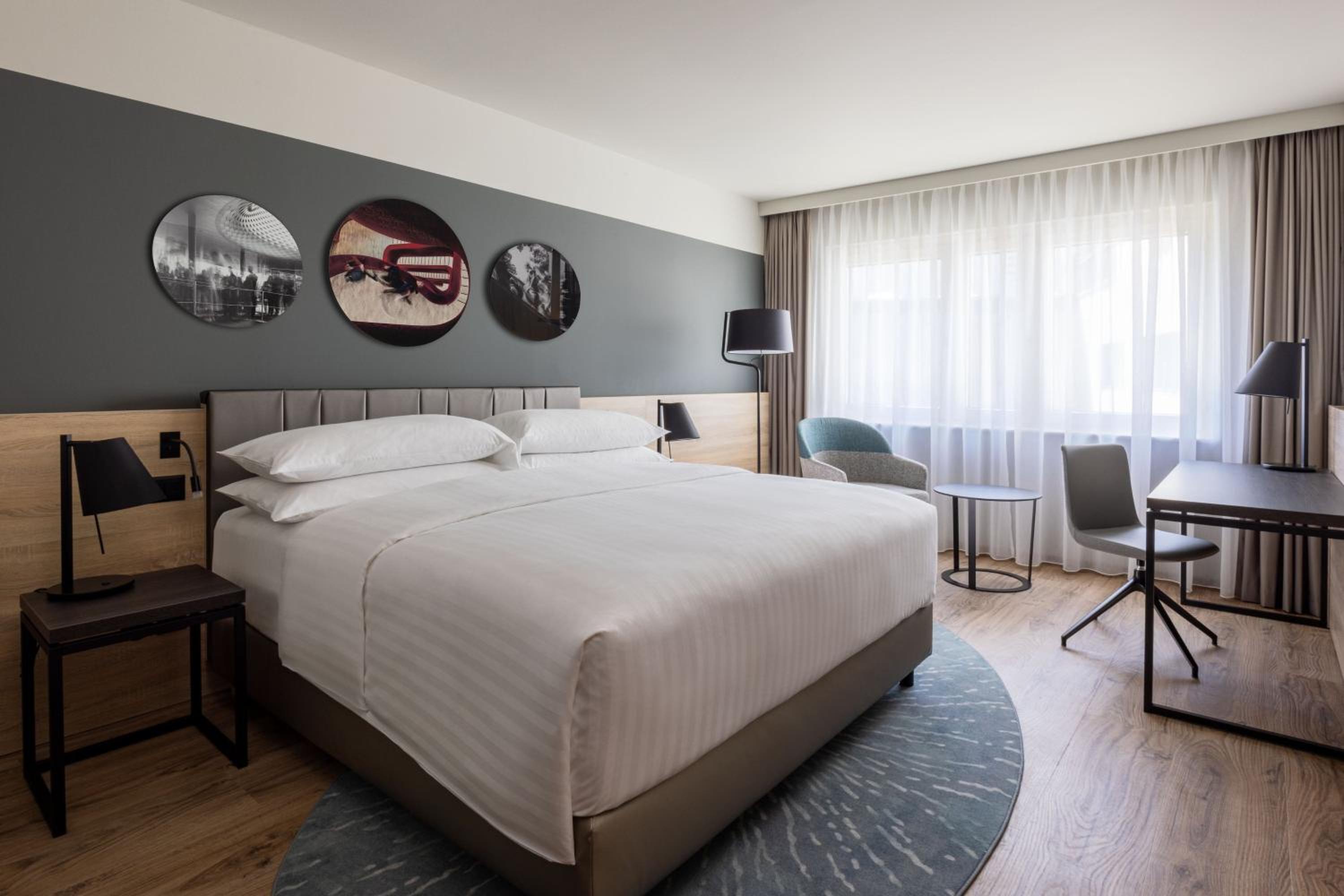 Deluxe King Room - Photo 2