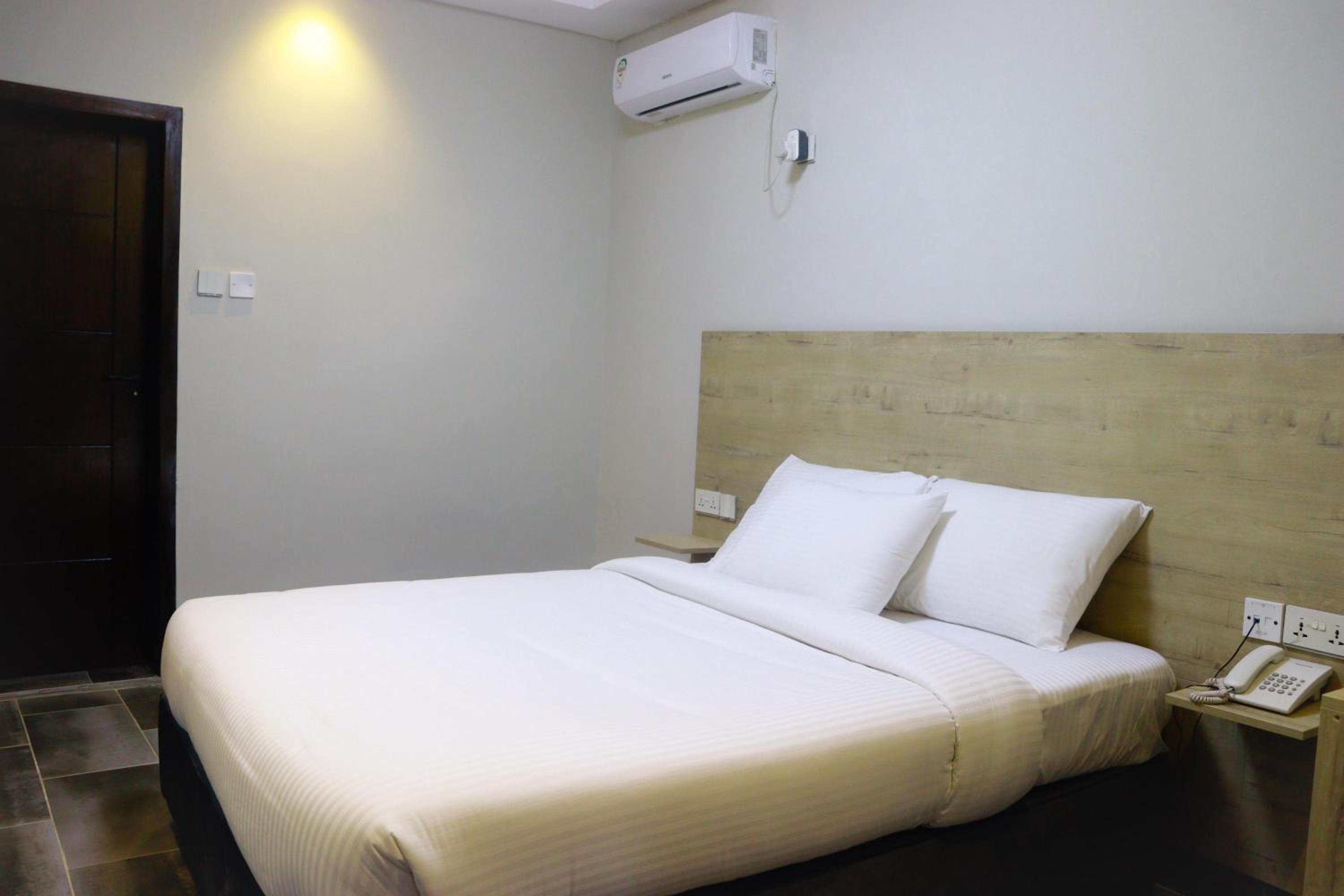One-Bedroom Apartment - Photo 3