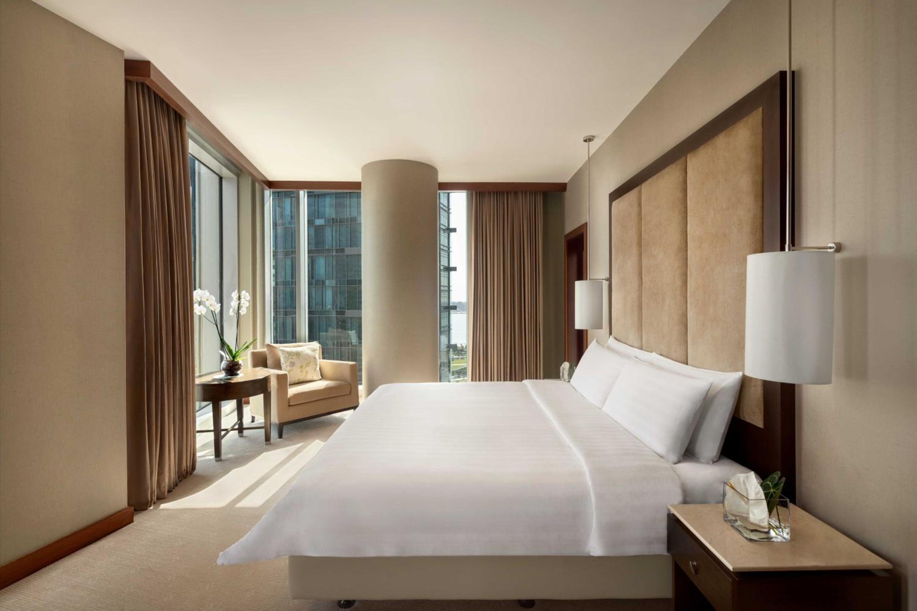 Executive King Suite, Executive lounge access, Suite, 1 King - Photo 6