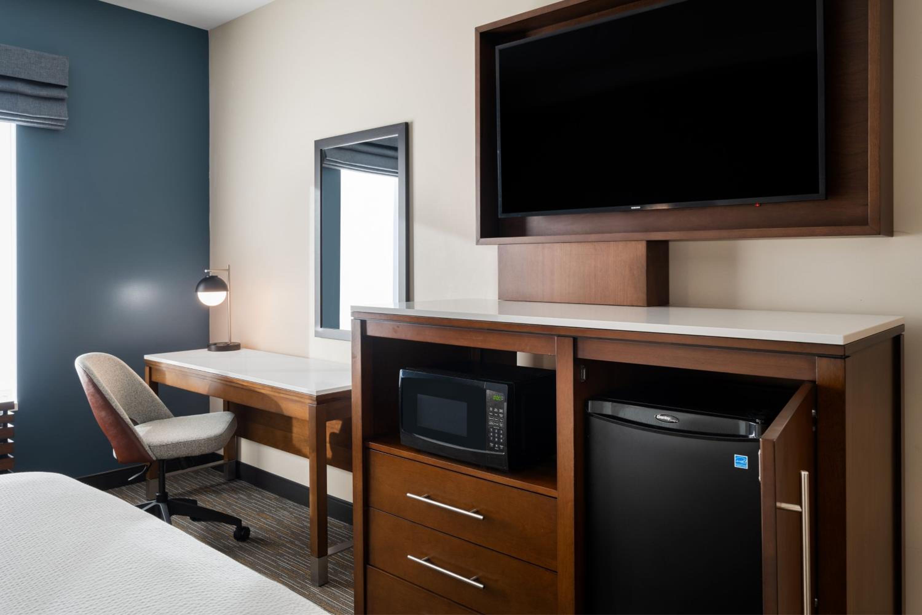 Standard King Room - Photo 8