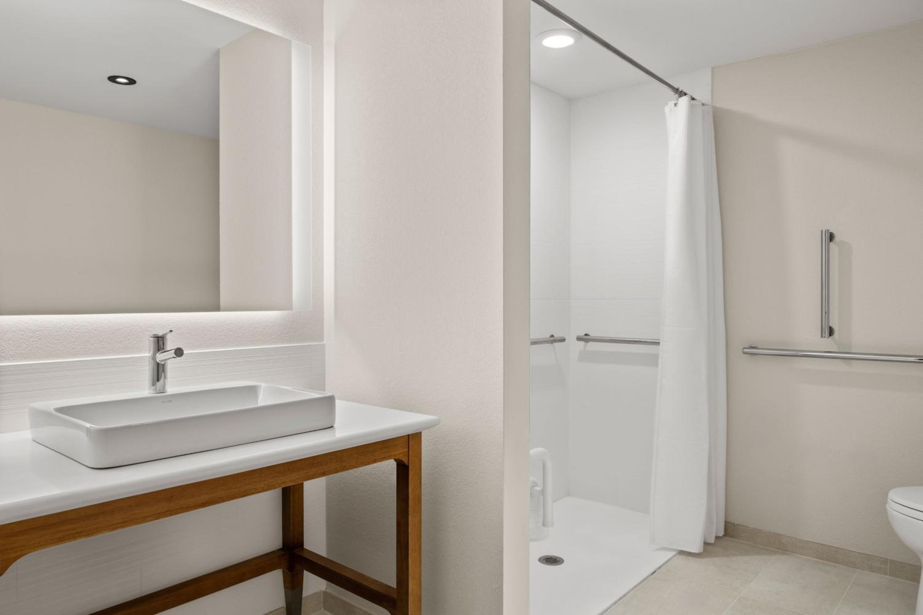 One-Bedroom King Suite with Courtyard View and Sofa Bed - Photo 6