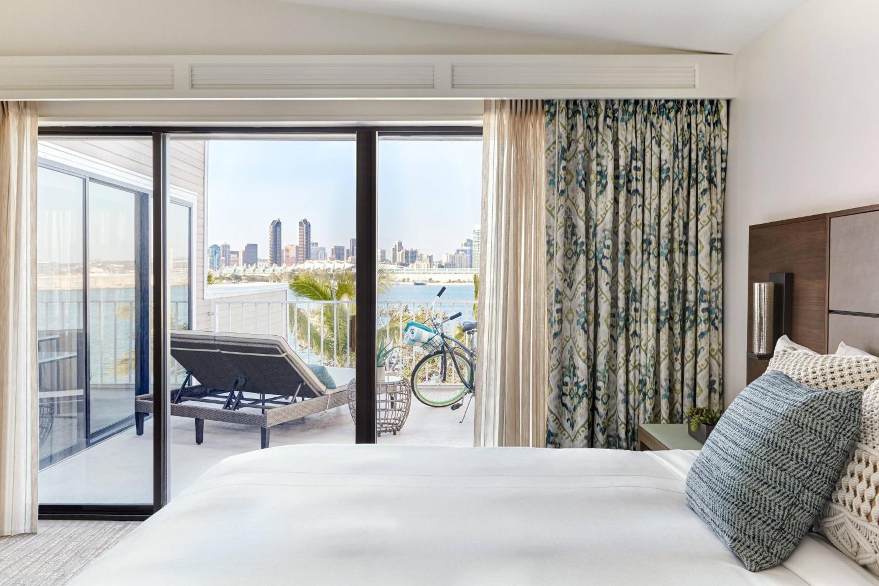 1 Bedroom Executive Suite, 1 King, Sofa bed, Bay view - Photo 4