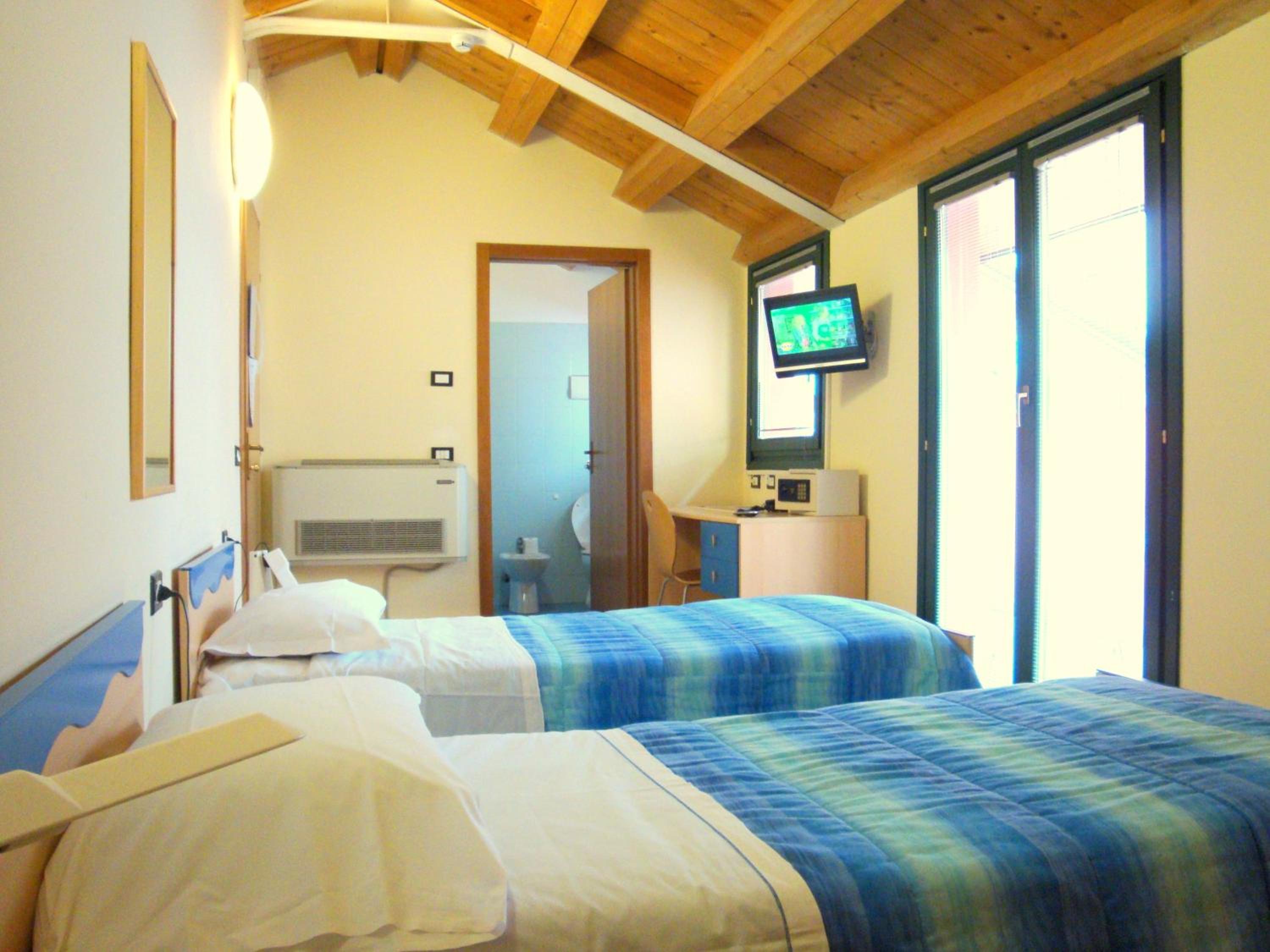 Twin Room - Photo 1