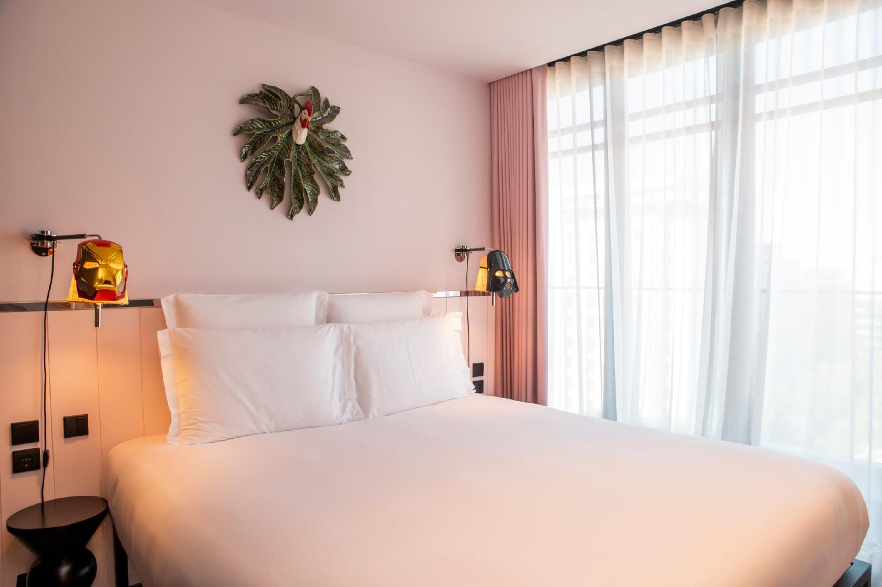LARGE MAMA Double Room with Balcony and Avenue View thumbnail 6