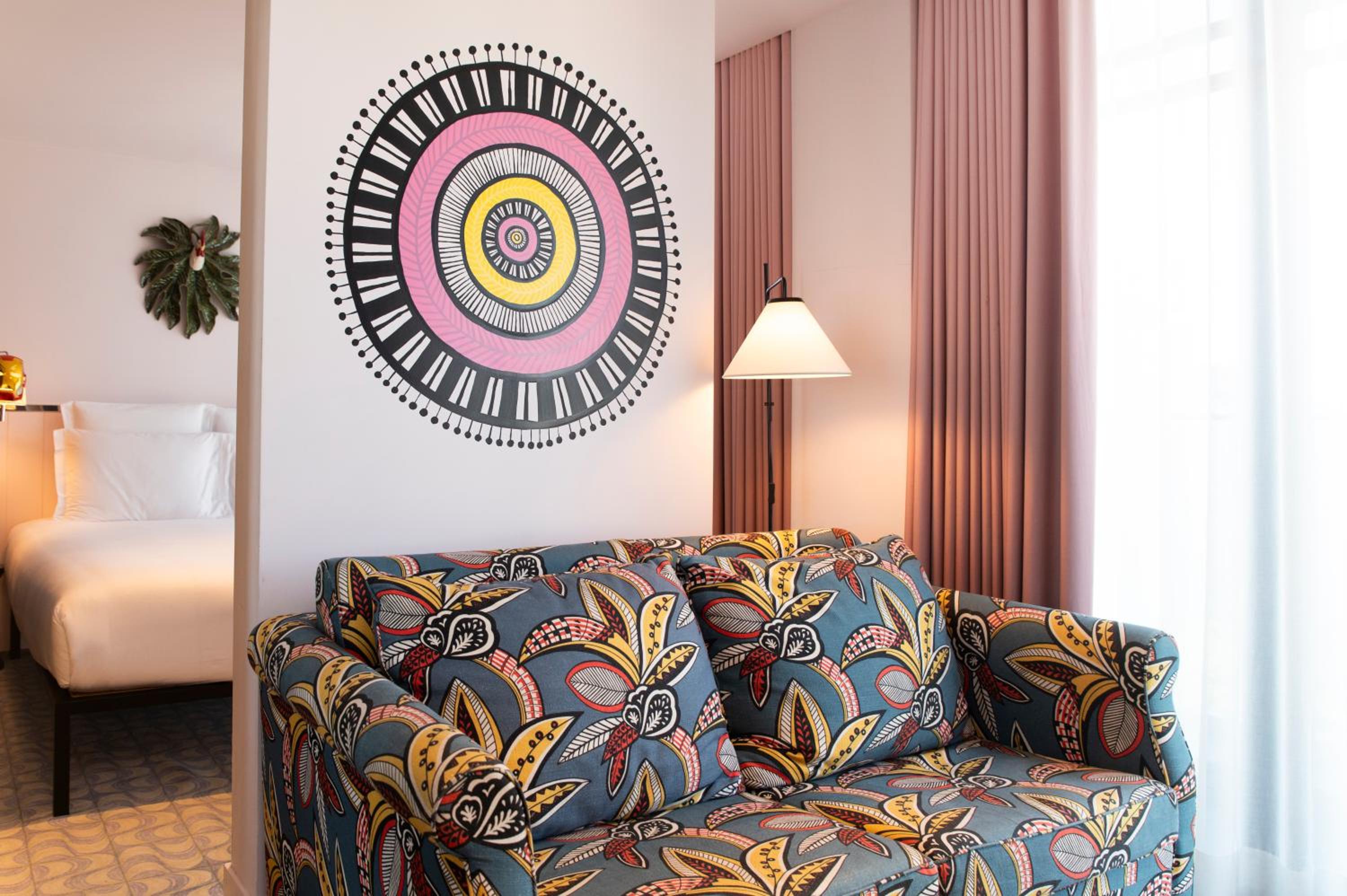 LARGE MAMA Double Room with Balcony and Avenue View thumbnail 5