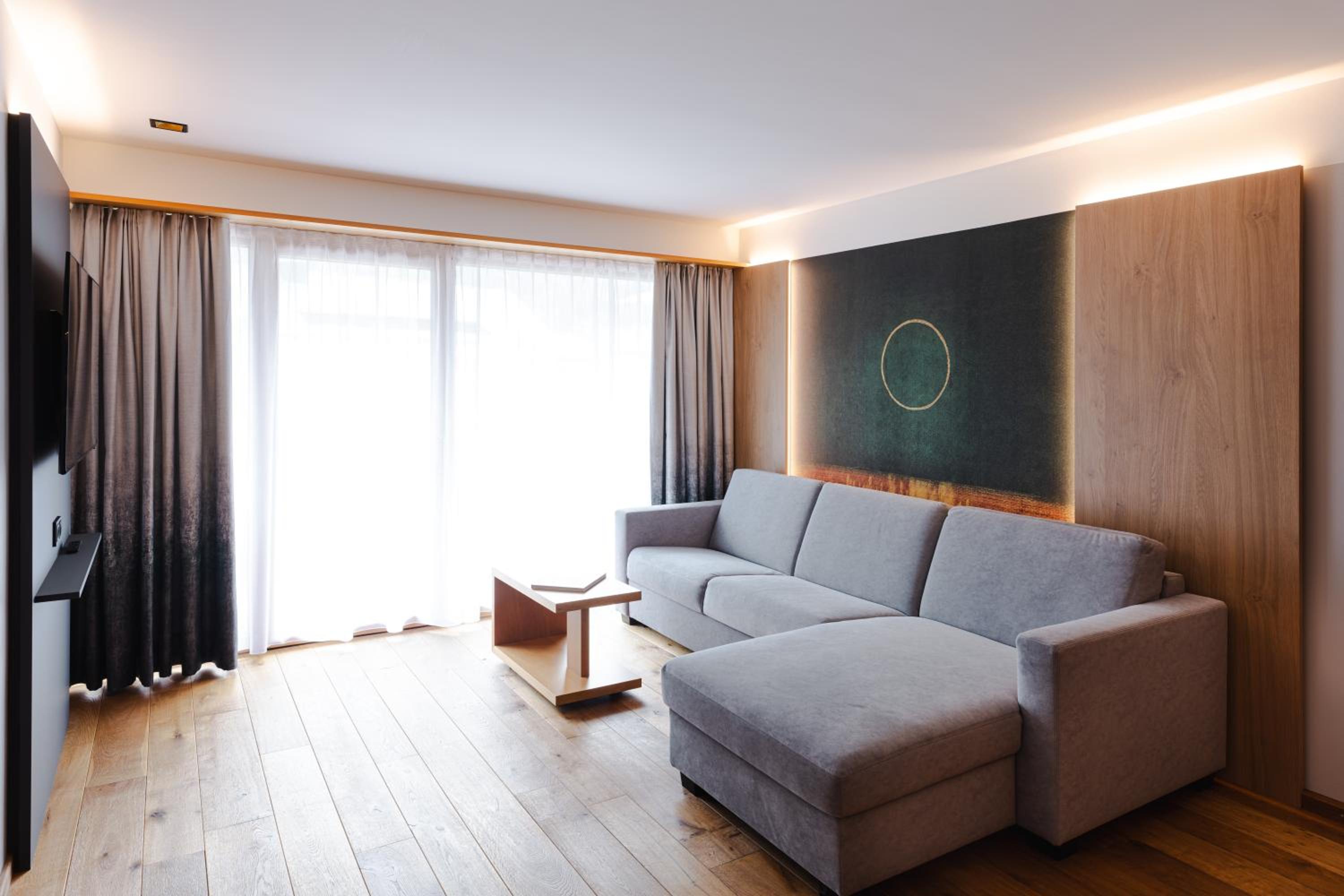 Suite with Balcony and Mountain View photo 2