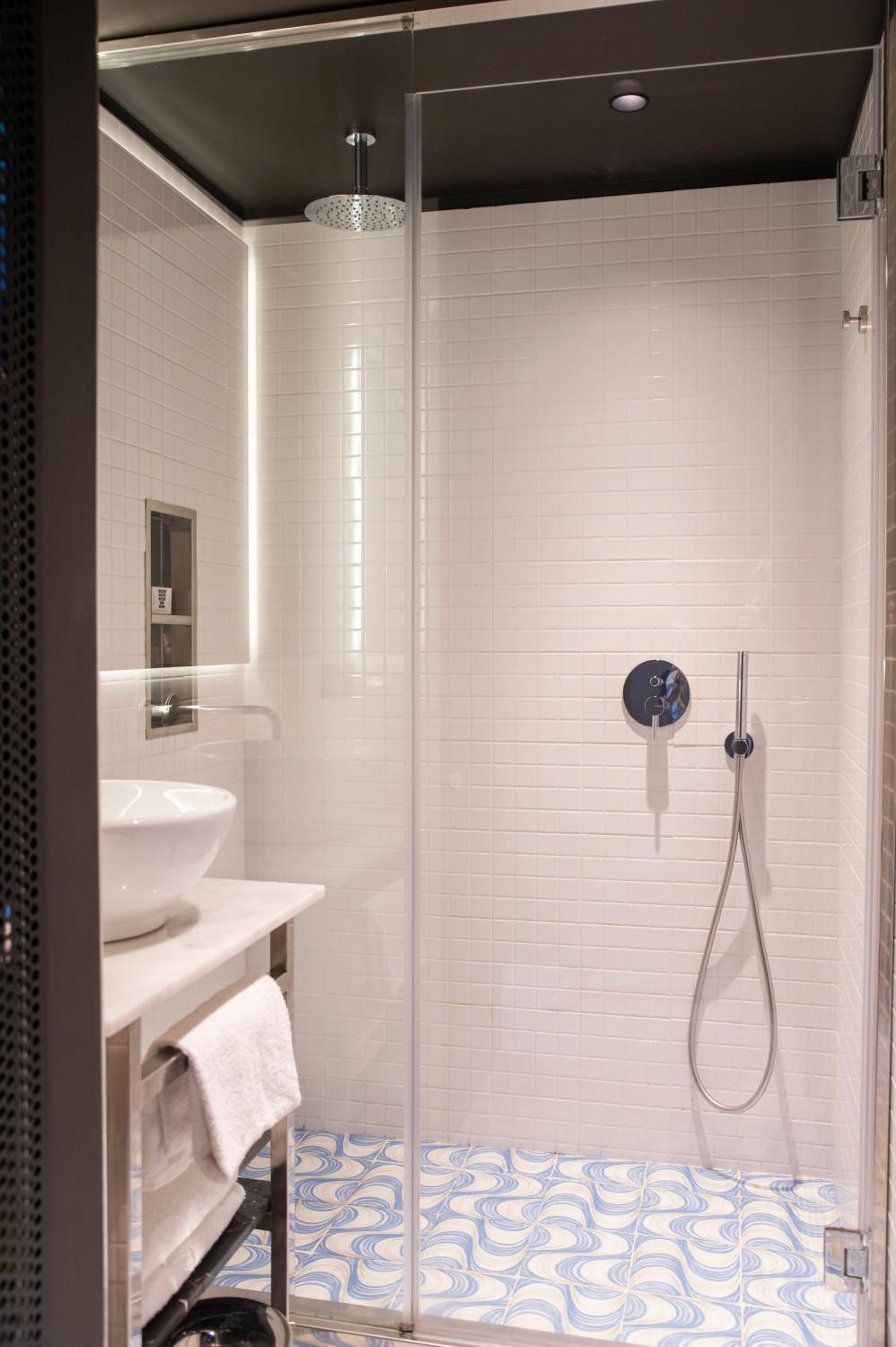 Medium Mama Double Room with King Bed and Balcony - Avenue View - Photo 6