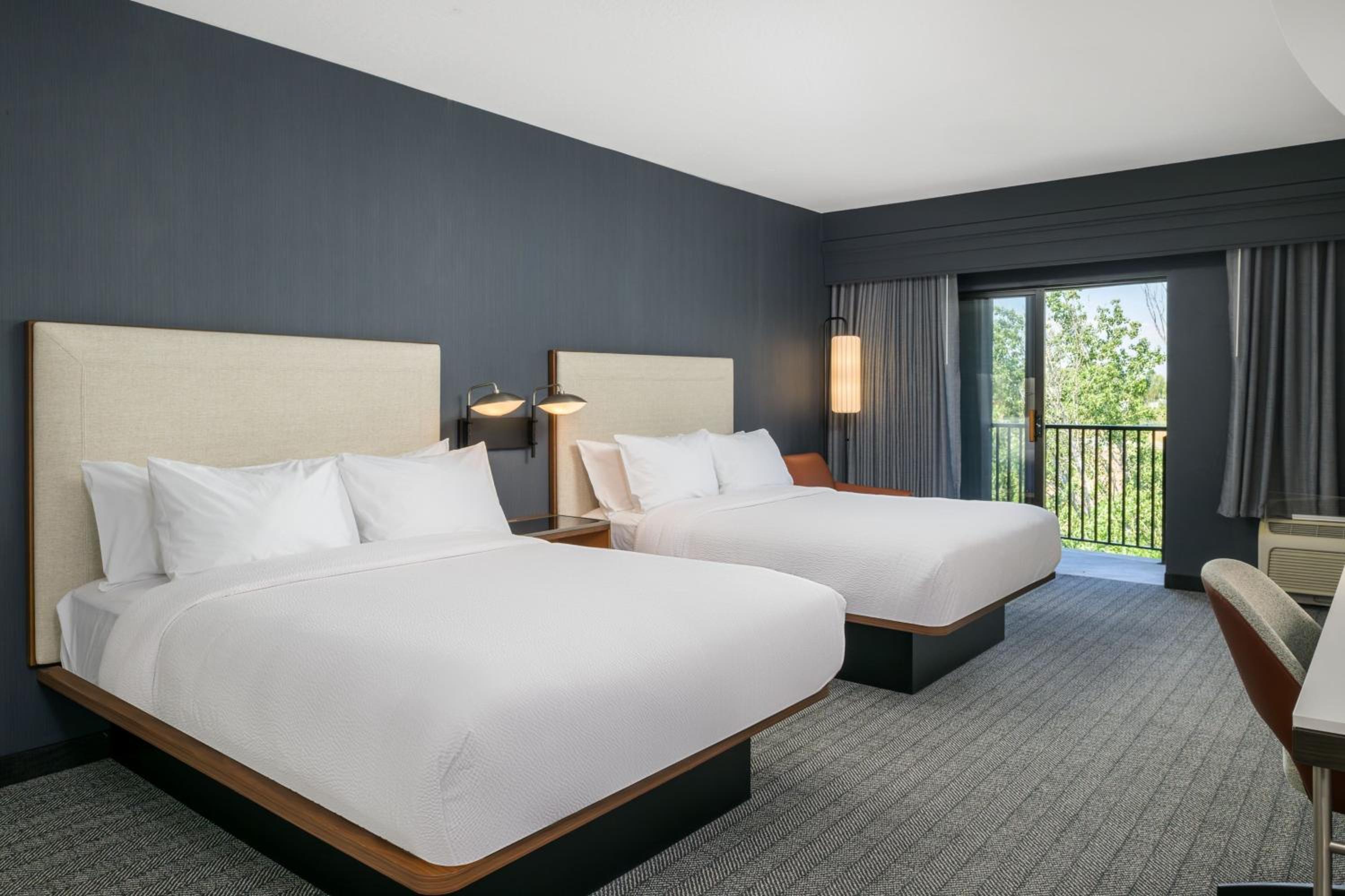 Queen Room with 2 Queen Beds - Photo 3