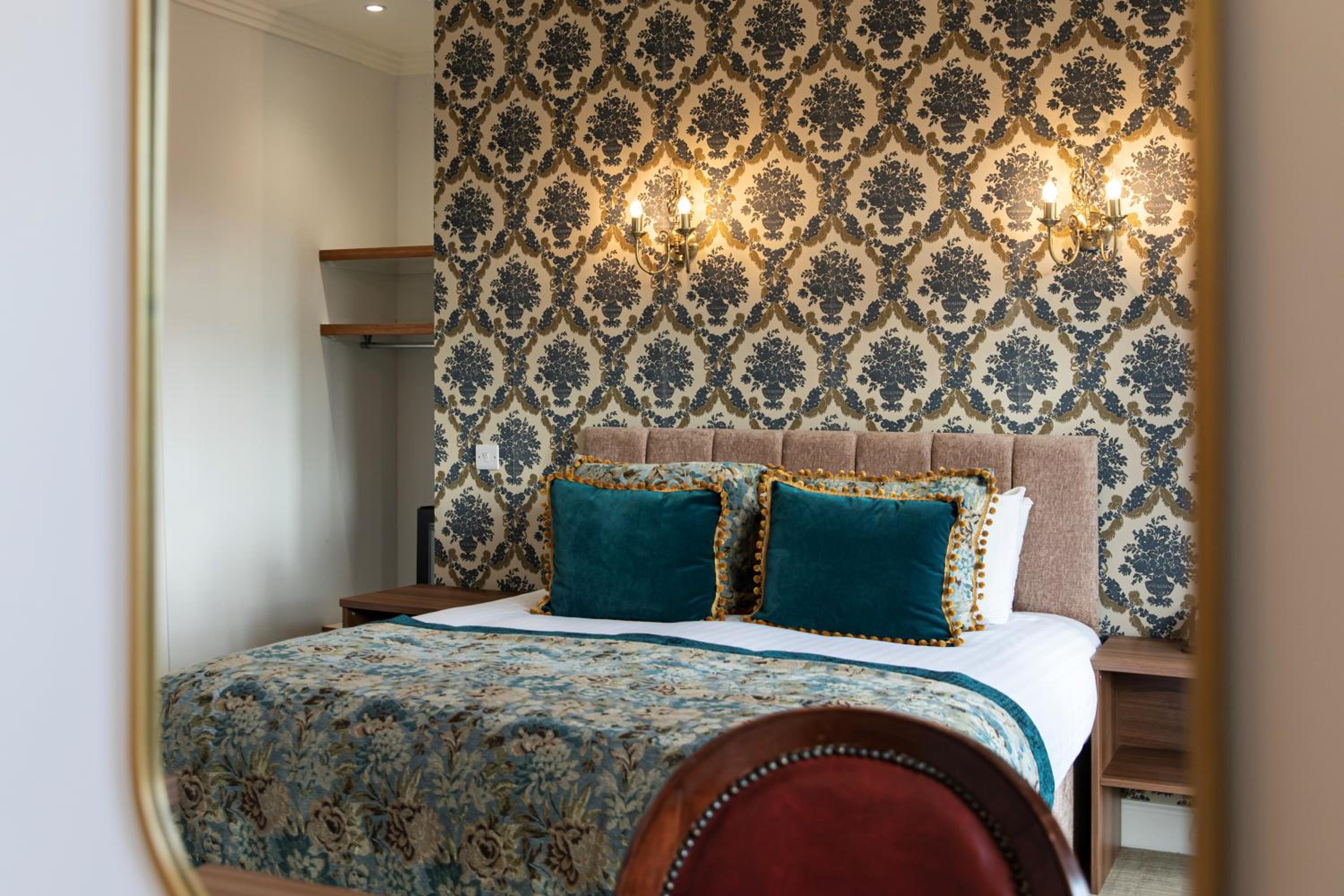 Classic Double or Twin Room - Photo 12