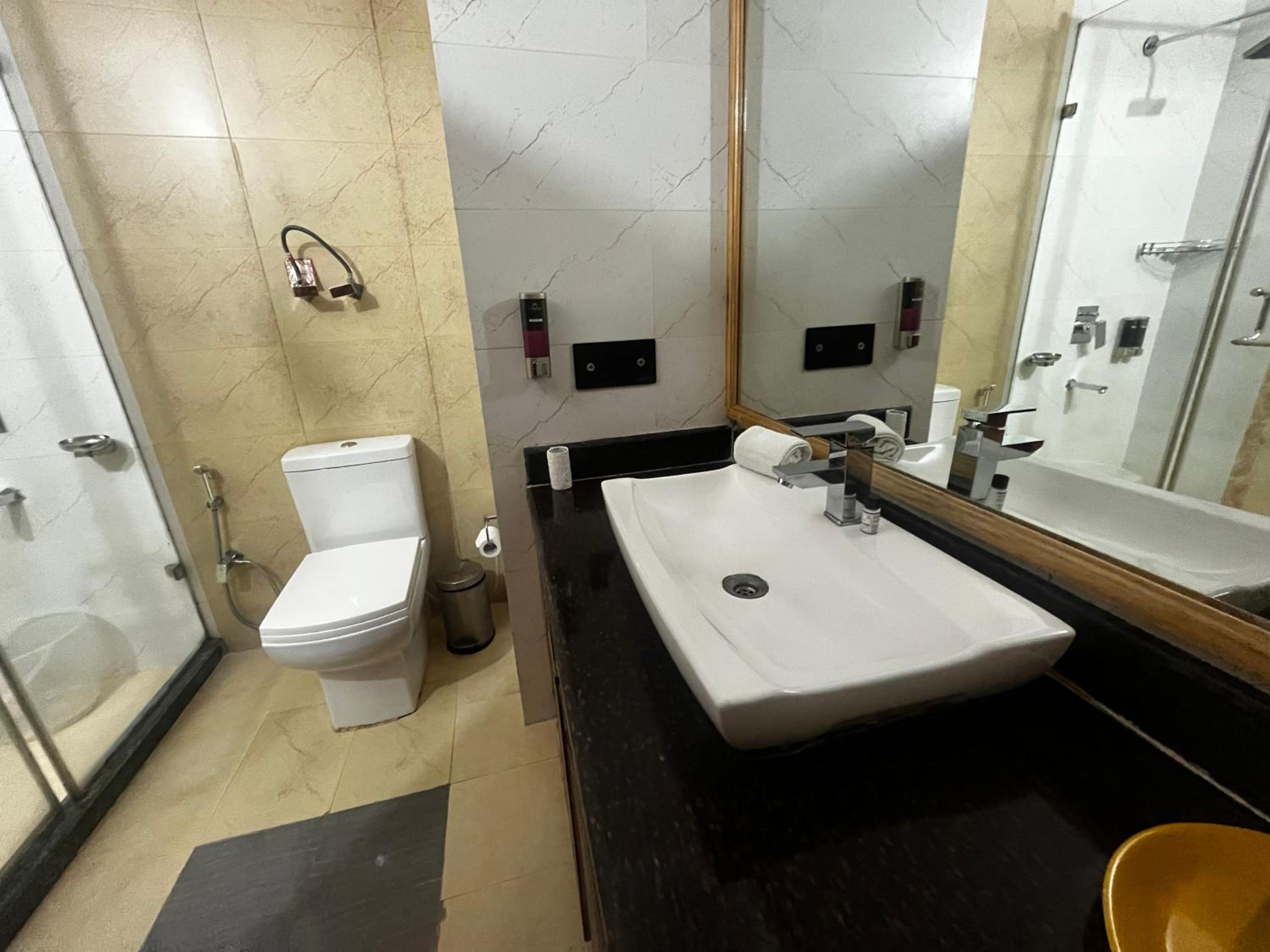 Deluxe Double Room with Balcony - Photo 4