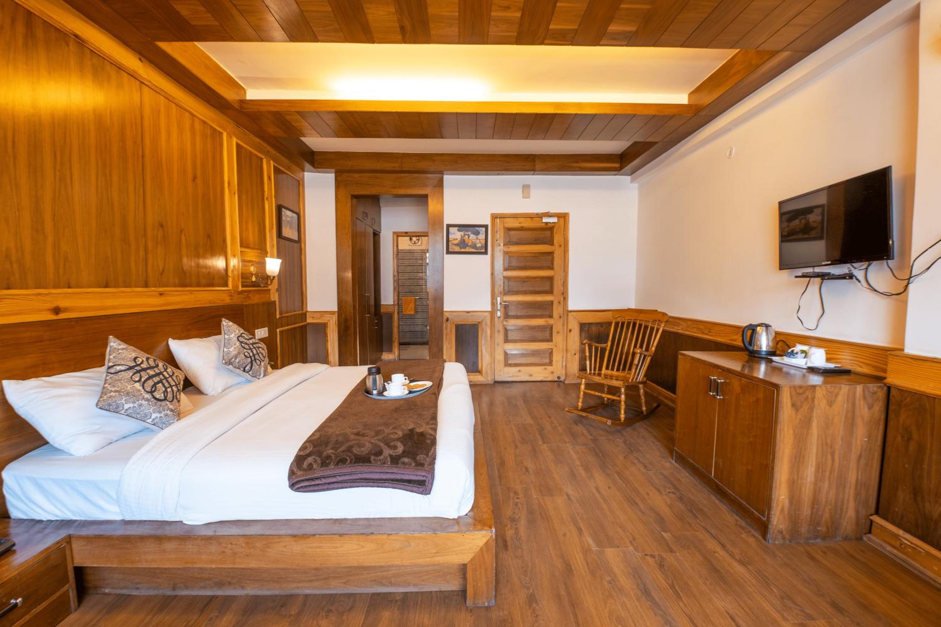 Deluxe Double Room with Balcony - Photo 6
